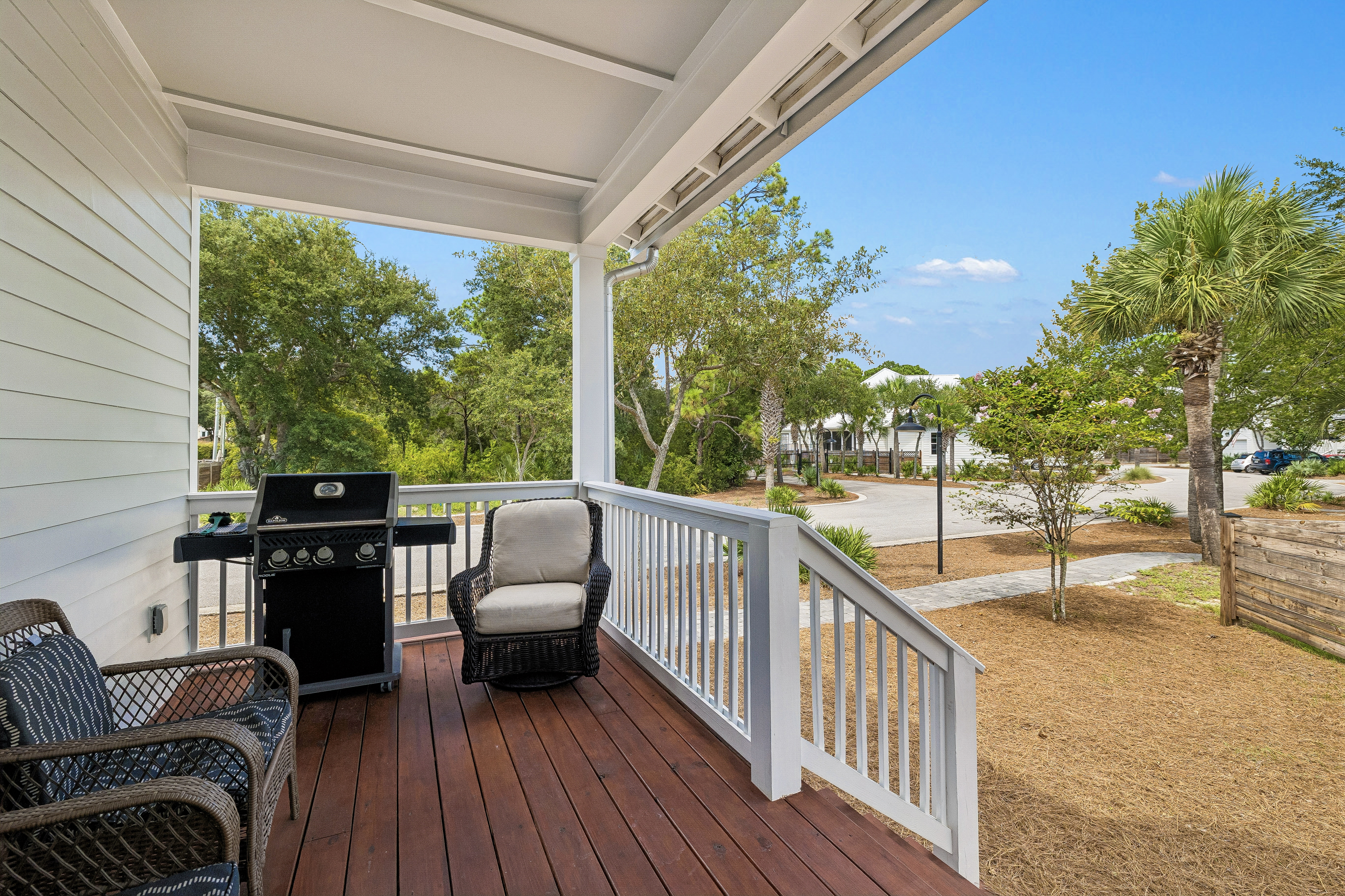  Spacious Newer-Build Home With Wraparound Porch On Gated Community Corner Lot - 物件實景