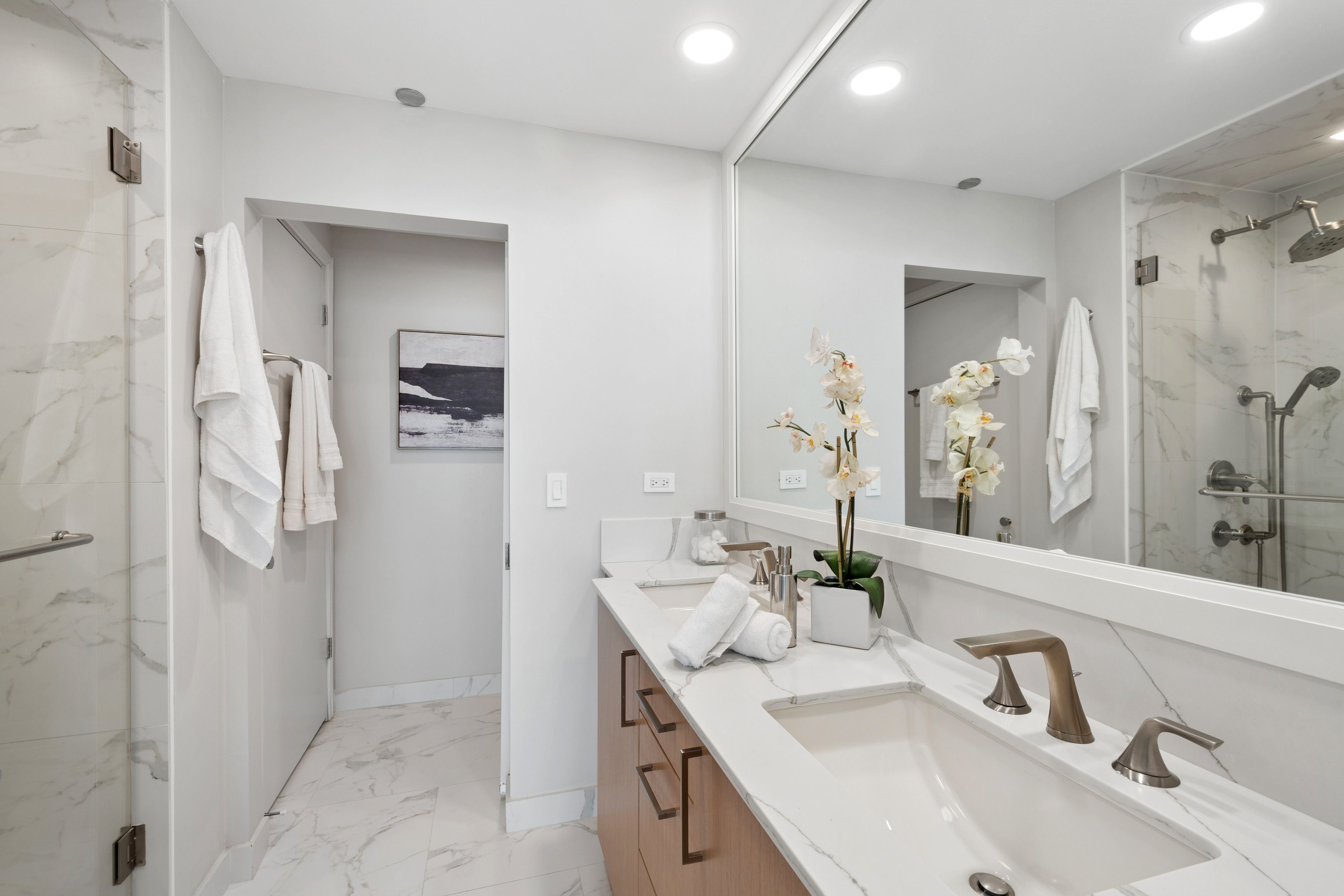  Spacious Living Room and Dining Area Overlook the Park, Lakefront and The Bean - 物件實景