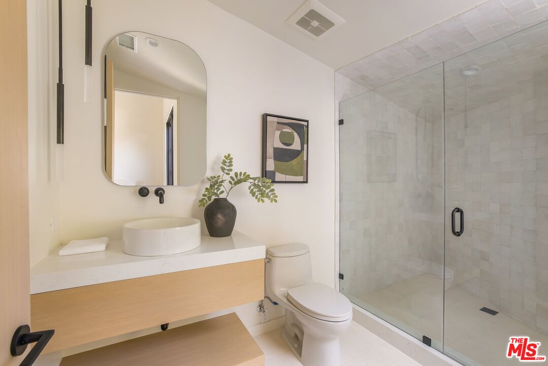 Los Angeles, California, 90049, United States, 5 Bedrooms Bedrooms, ,3 BathroomsBathrooms,Residential,For Sale,1839044