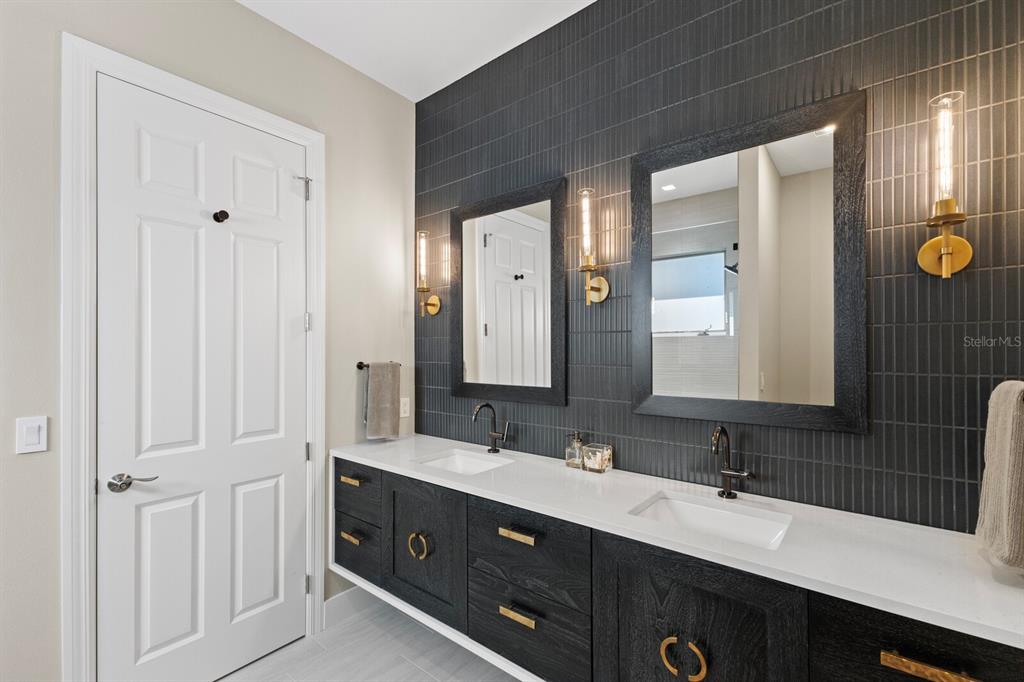 Longboat Key, Florida, 34228, United States, 5 Bedrooms Bedrooms, ,4 BathroomsBathrooms,Residential,For Sale,1785002