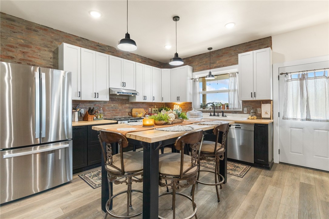 Yellville, Arkansas, 72687, United States, 2 Bedrooms Bedrooms, ,3 BathroomsBathrooms,Residential,For Sale,1970032