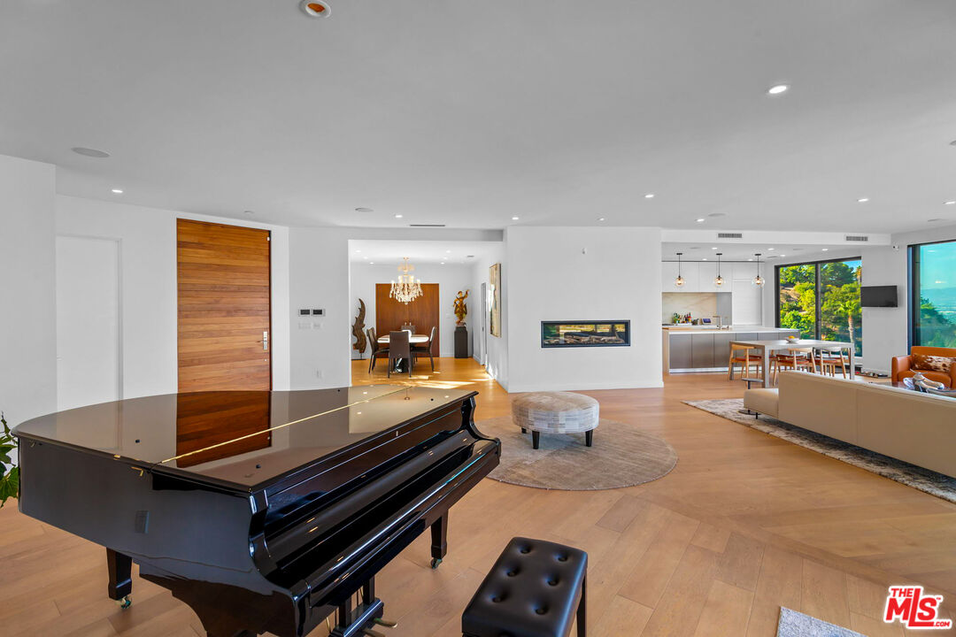 Los Angeles, California, 90046, United States, 5 Bedrooms Bedrooms, ,6 BathroomsBathrooms,Residential,For Sale,1897072