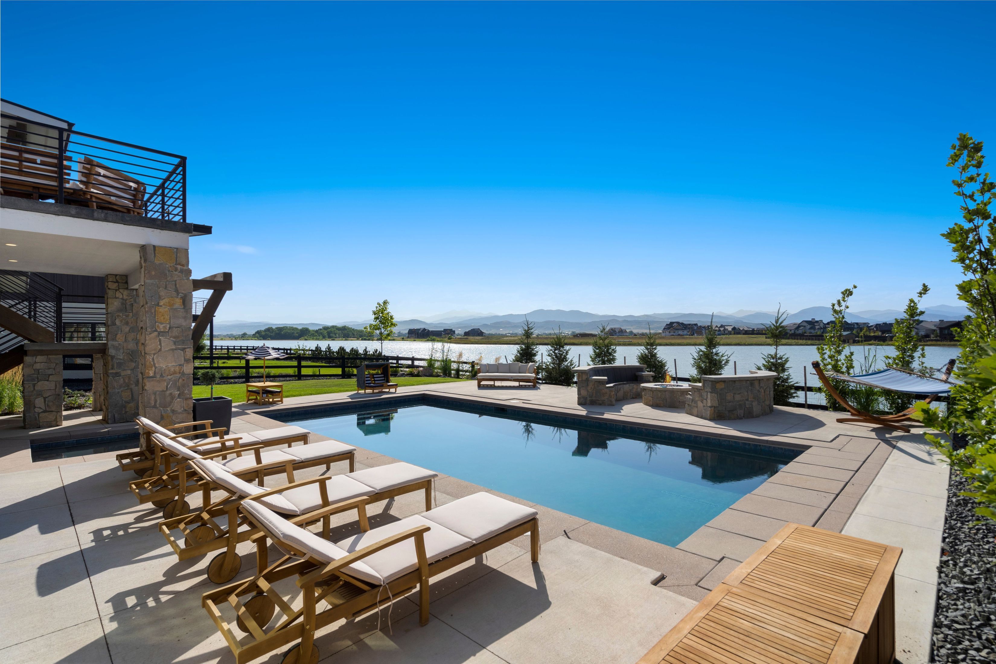 Lakefront & Mountain Views 