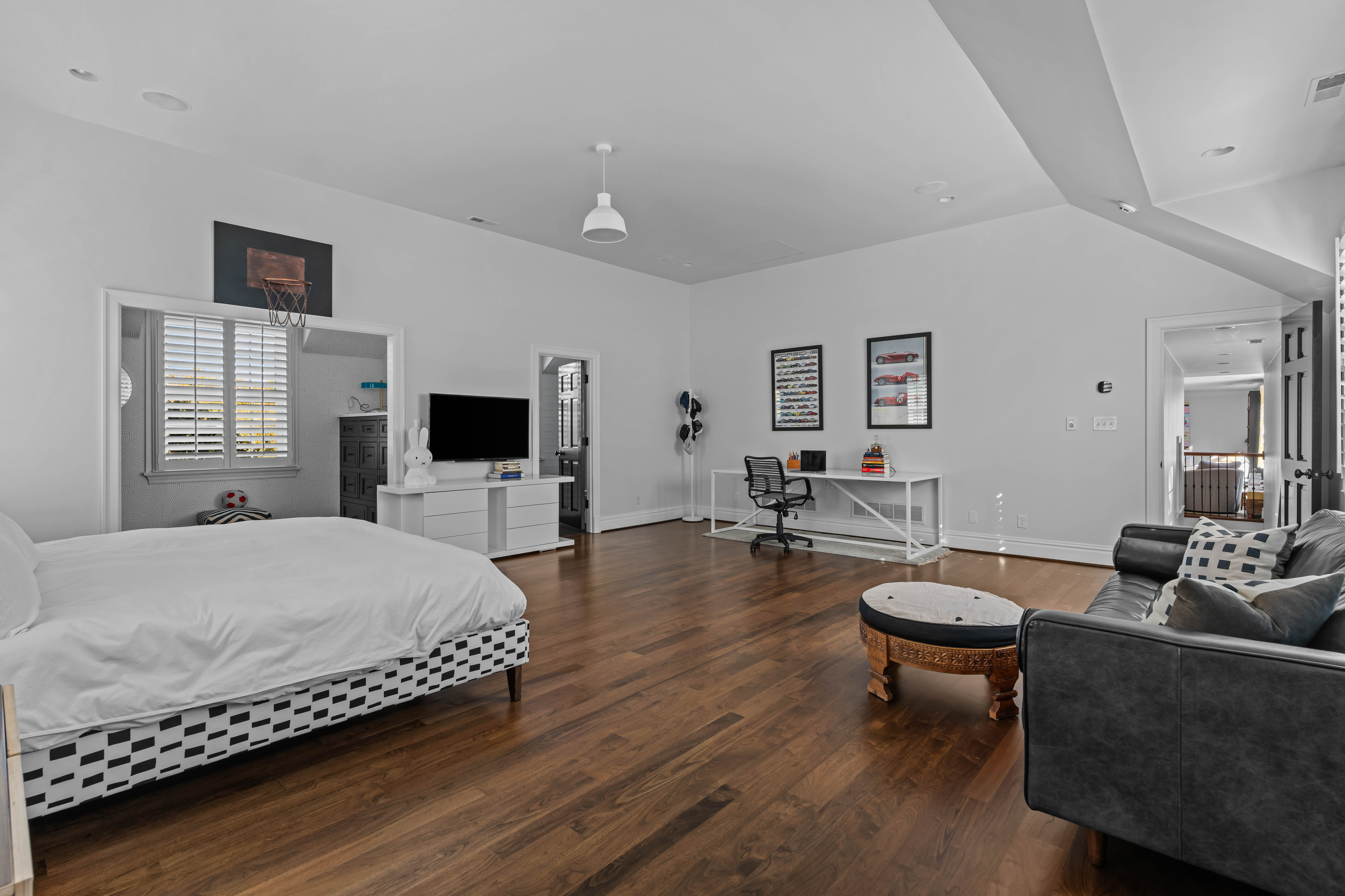  Stunning Private Estate Tucked Away on one of Ladue