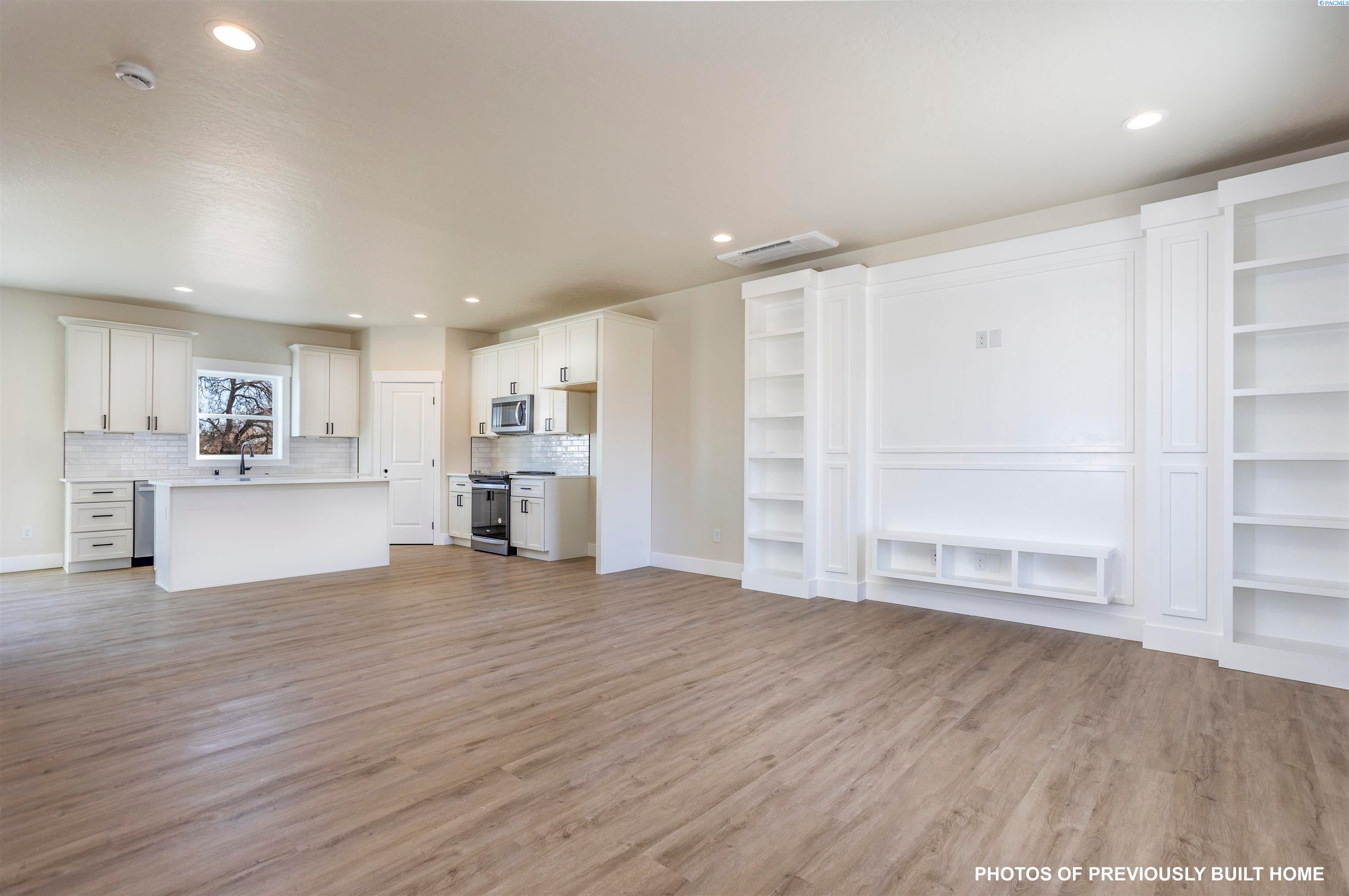 Richland, Washington, 99352, United States, 4 Bedrooms Bedrooms, ,2 BathroomsBathrooms,Residential,For Sale,1980834