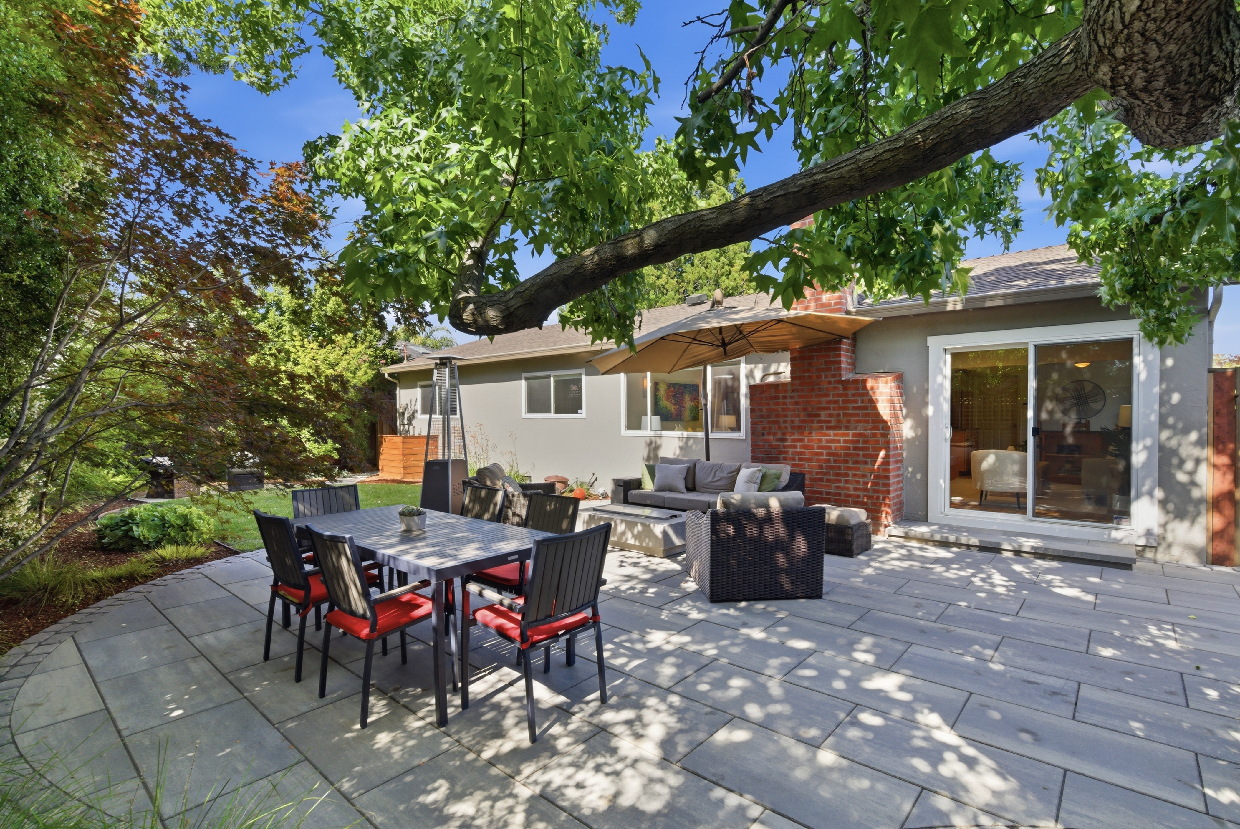  Private, Stylishly Updated Home in Prime Cambrian Location - 物件實景