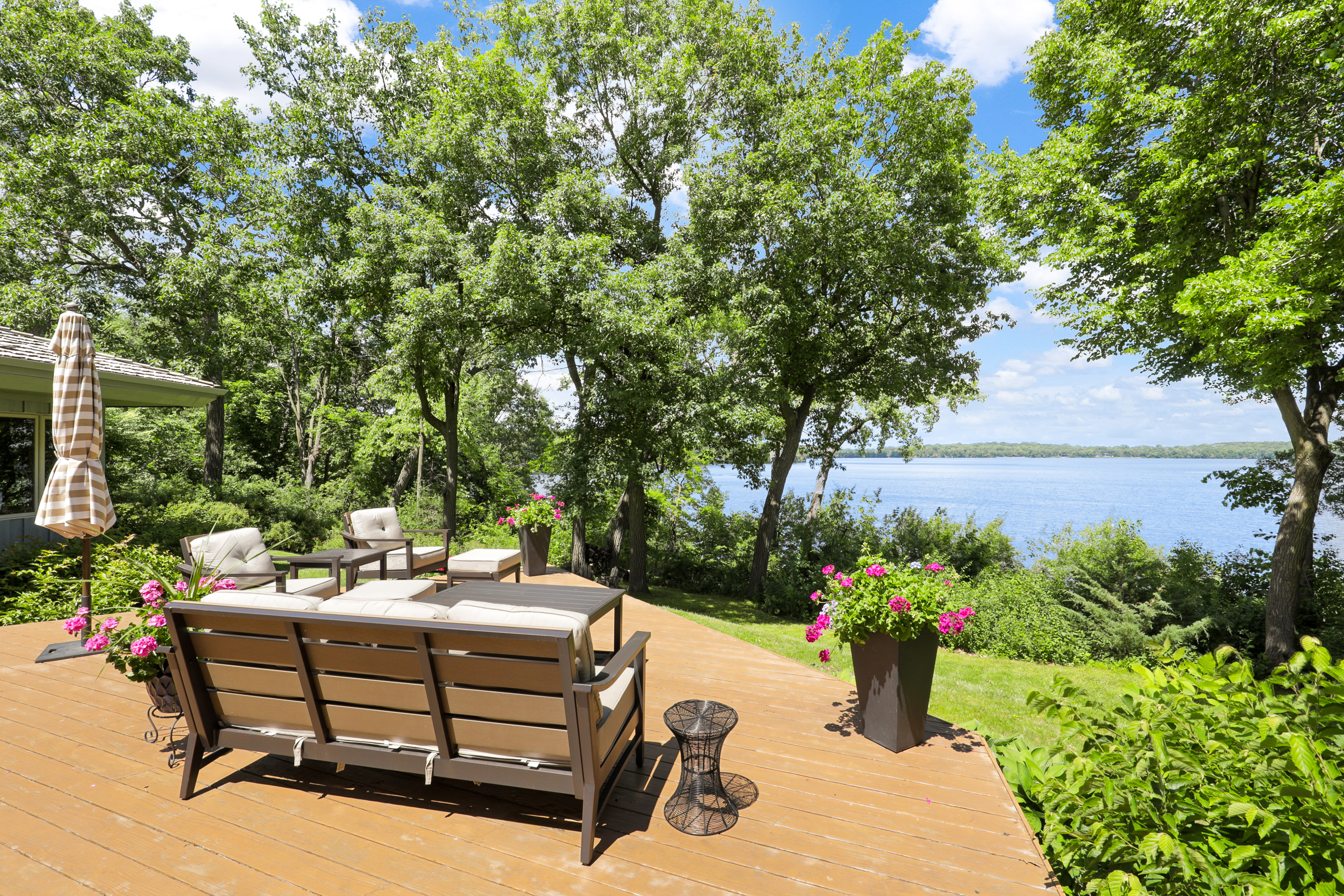  Lakeside Luxury with Timeless Charm and Modern Touches - 物件實景