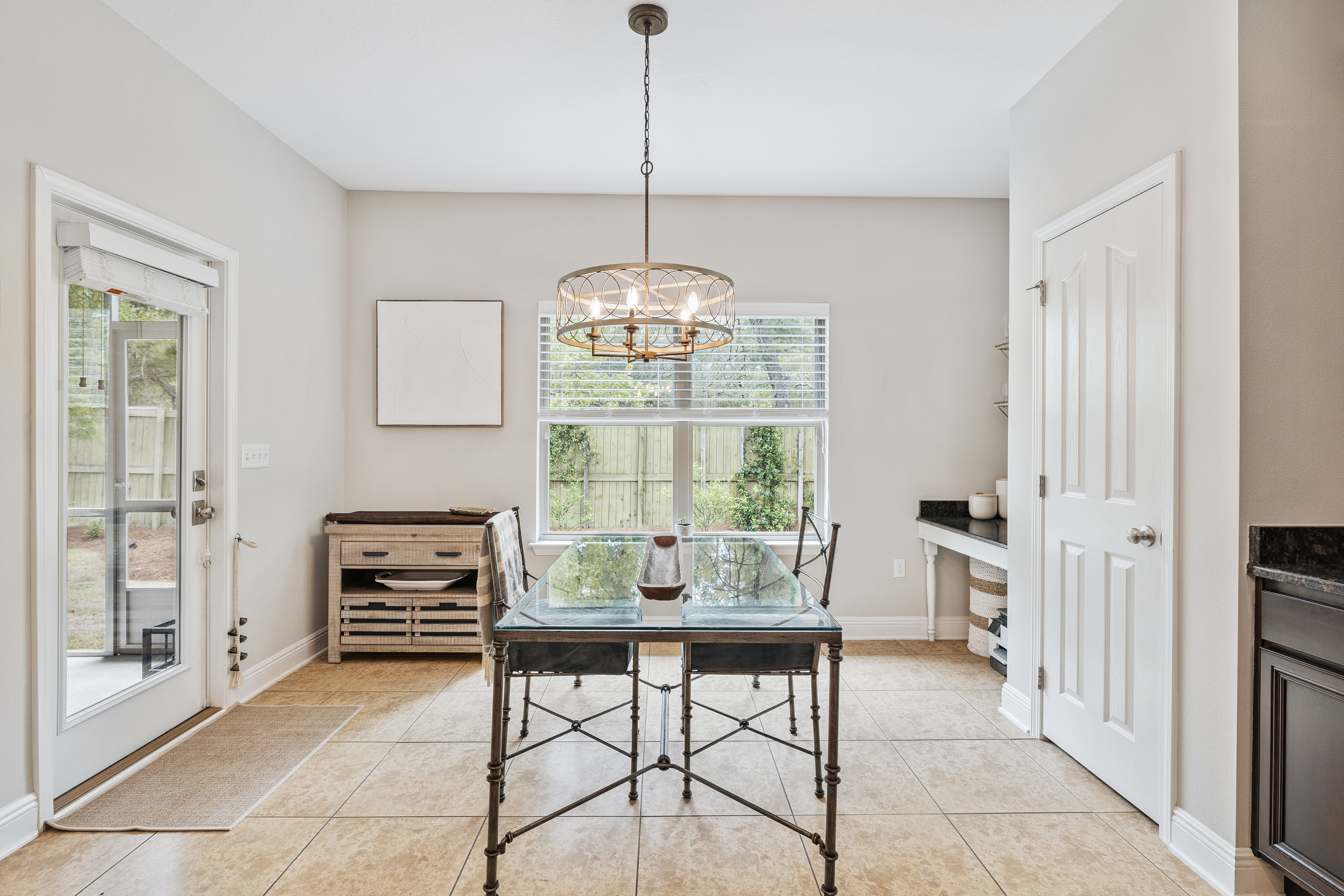  Immaculate, Spacious Single-Level Living Home with Screened Outdoor Living - 物件實景