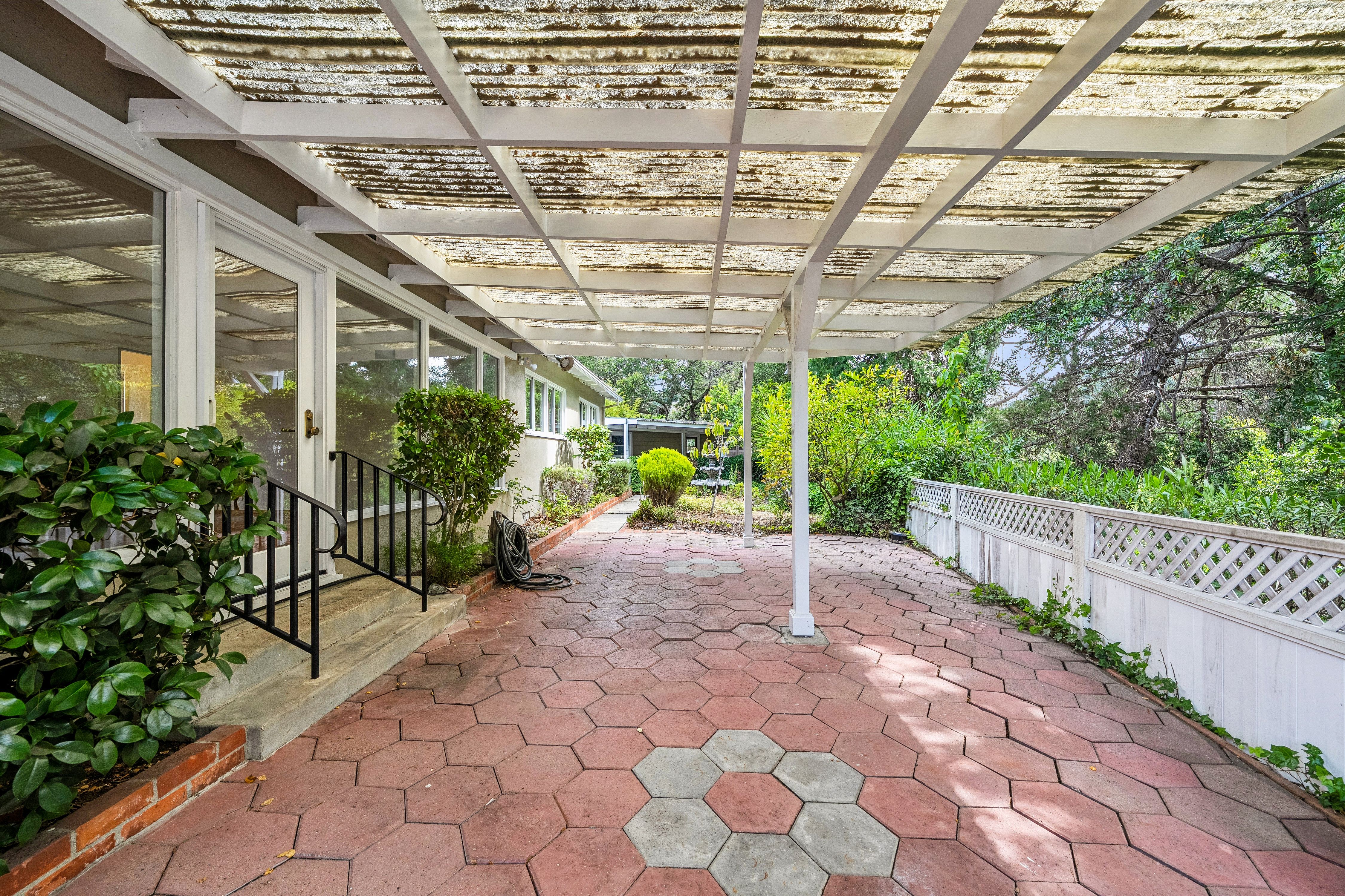  A Rare Bay-O-Vista Retreat with Endless Potential - 物件實景