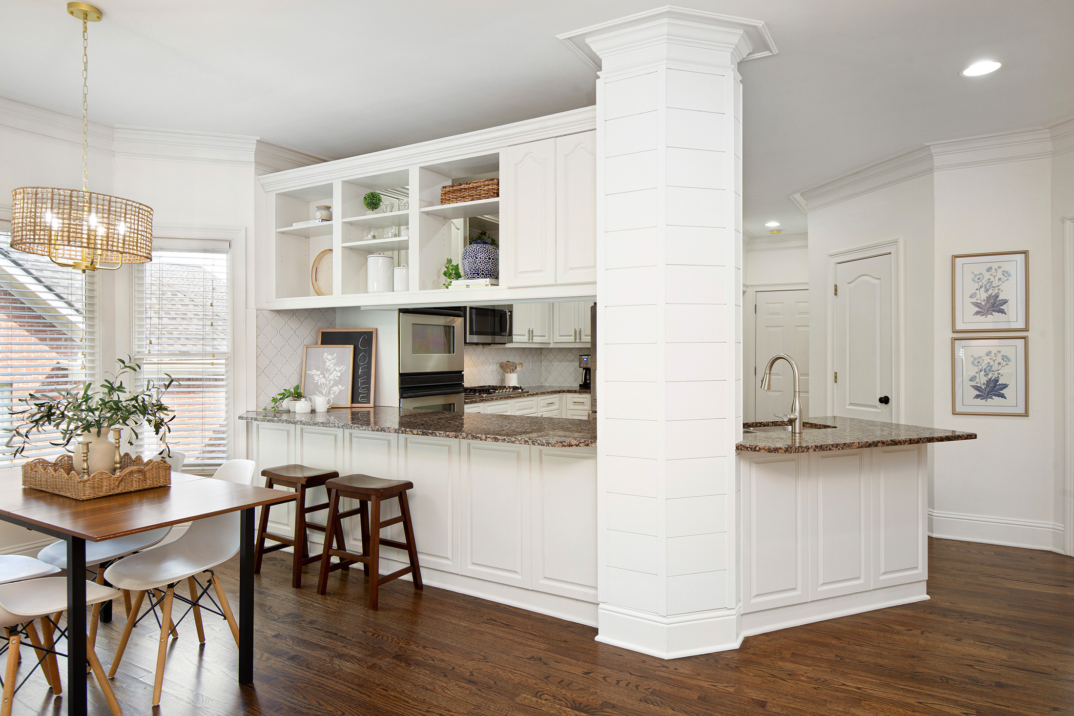  Welcome Home to this Beautifully Appointed White Brick Home - 物件實景