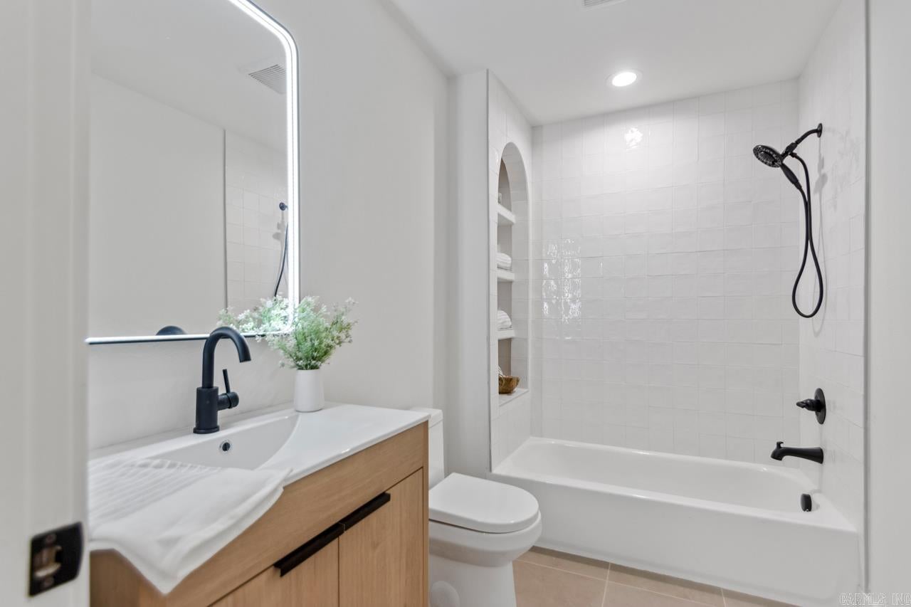 Alexander, Arkansas, 72002, United States, 6 Bedrooms Bedrooms, ,4 BathroomsBathrooms,Residential,For Sale,1986136