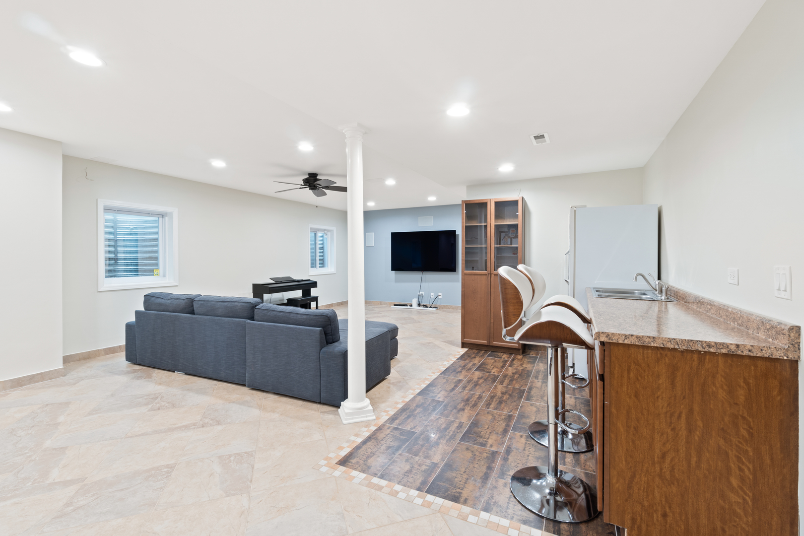 Glenview, Illinois, 60026, United States, 4 Bedrooms Bedrooms, ,4 BathroomsBathrooms,Residential,For Sale,1896408