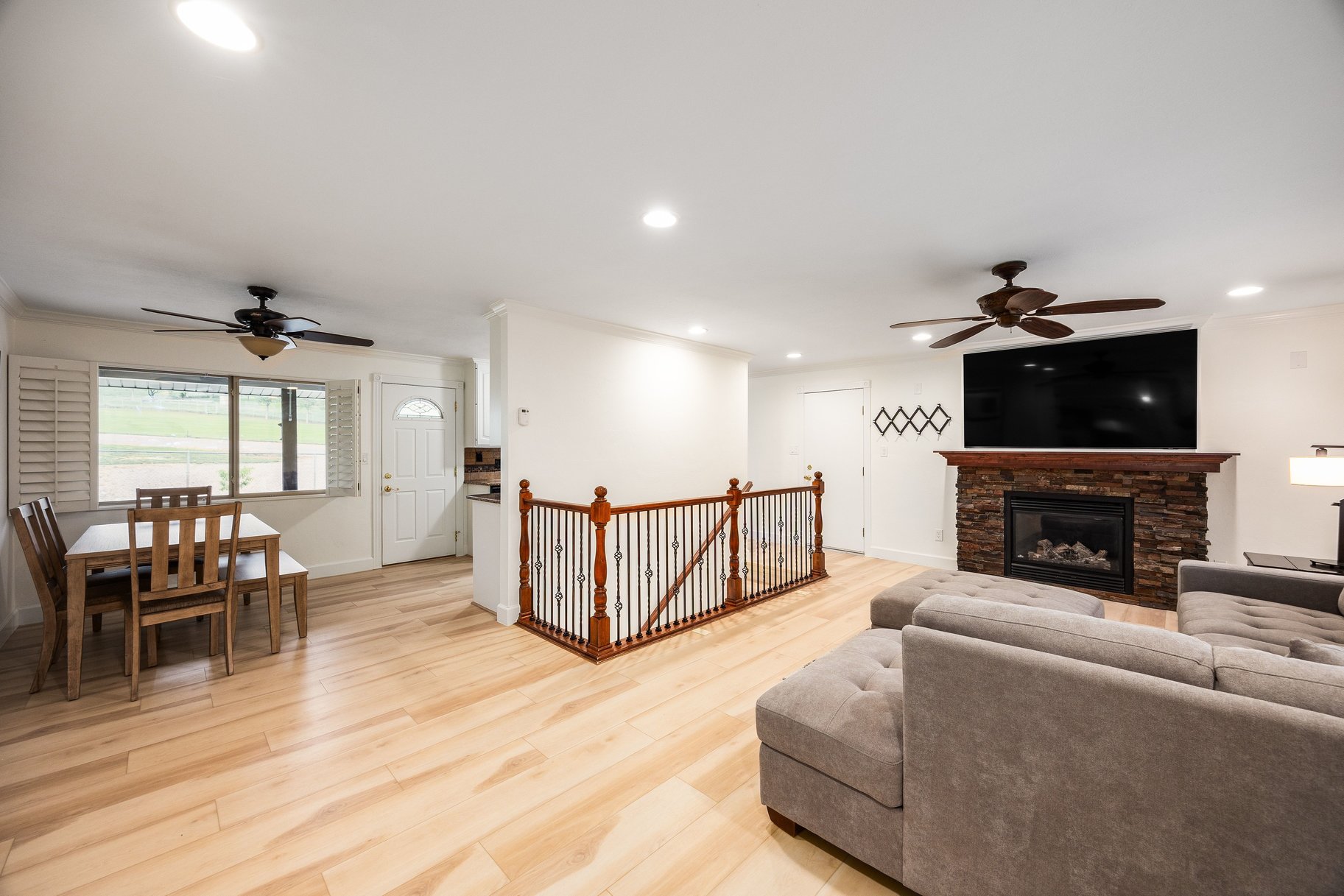  Incredibly Well-Maintained Horse Property with Indoor Arena & Views - 物件實景