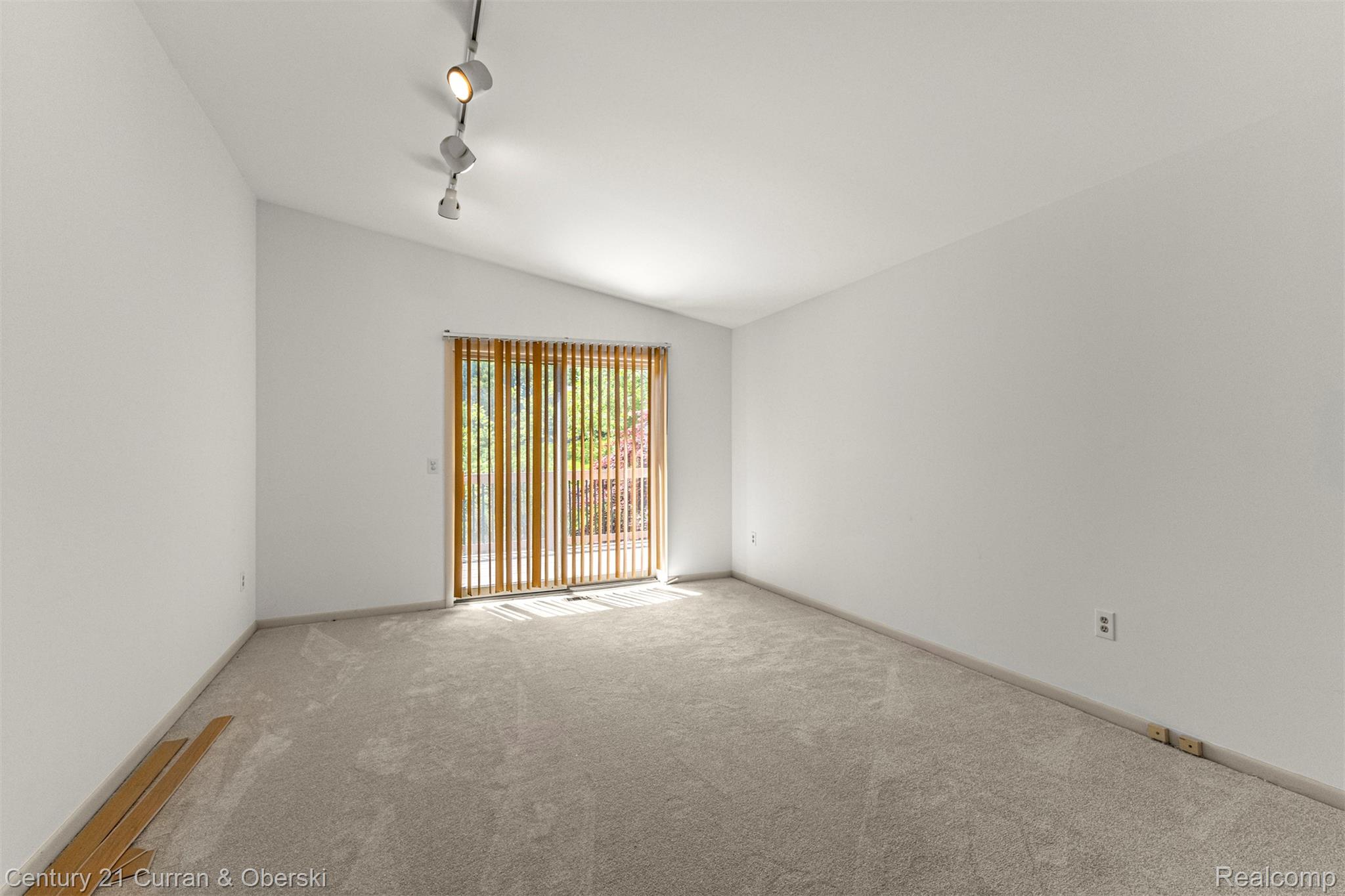 West Bloomfield Charter Township, Michigan, 48323, United States, 4 Bedrooms Bedrooms, ,4 BathroomsBathrooms,Residential,For Sale,1942642