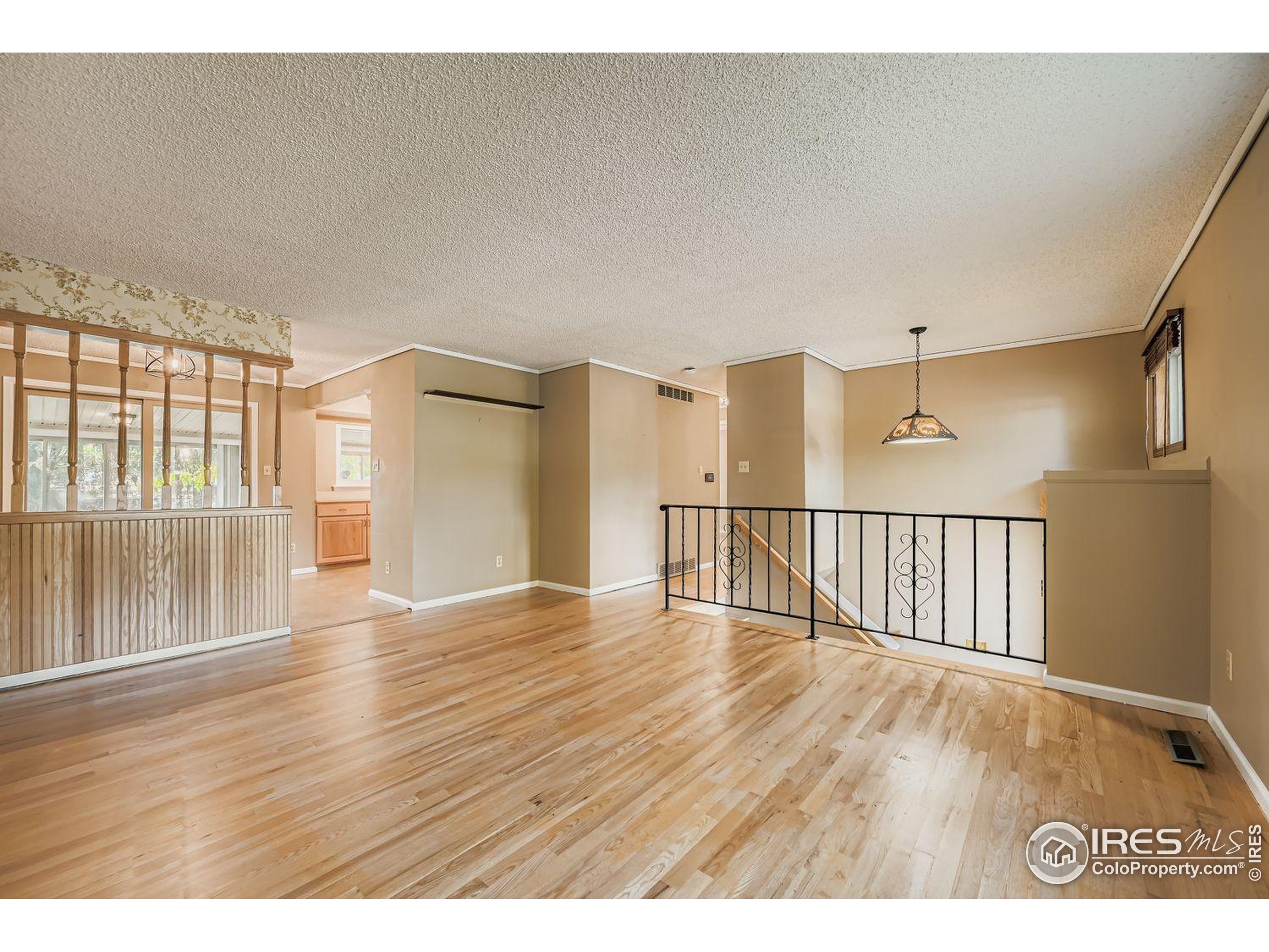 Longmont, Colorado, 80501, United States, 4 Bedrooms Bedrooms, ,2 BathroomsBathrooms,Residential,For Sale,1994687