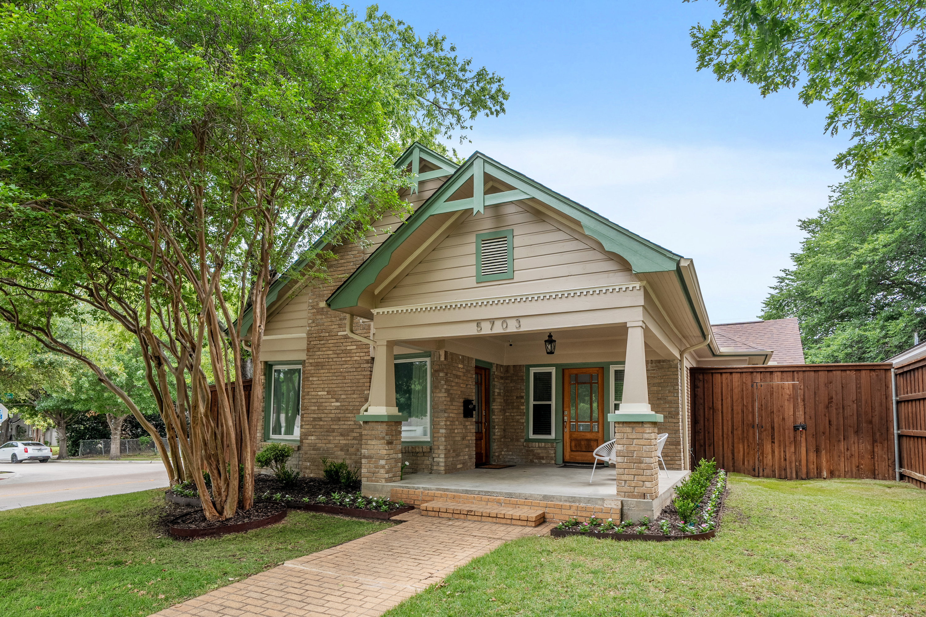  Classic East Dallas Craftsman with Refined Modern Updates - 物件實景