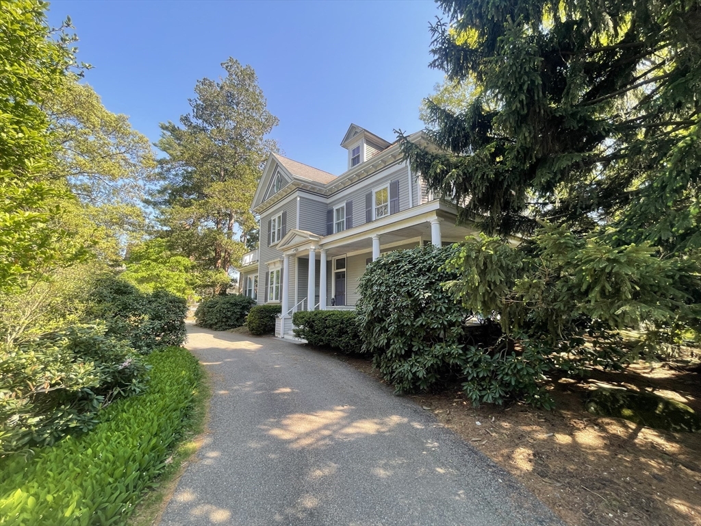 Newton, Massachusetts, 02459, United States, 2 Bedrooms Bedrooms, ,2 BathroomsBathrooms,Residential,For Sale,1817599
