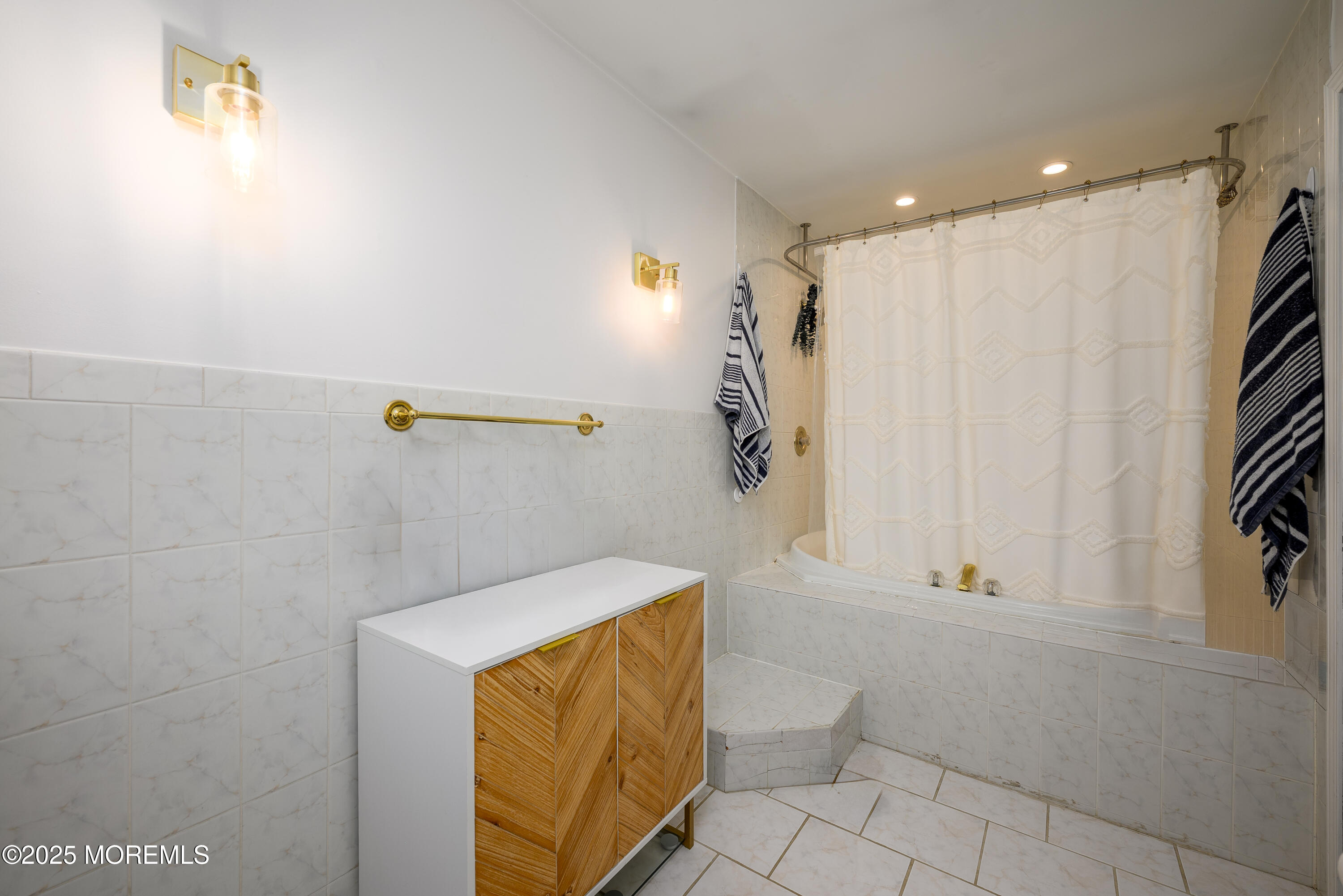 Red Bank, New Jersey, 07701, United States, 2 Bedrooms Bedrooms, ,3 BathroomsBathrooms,Residential,For Sale,1970602