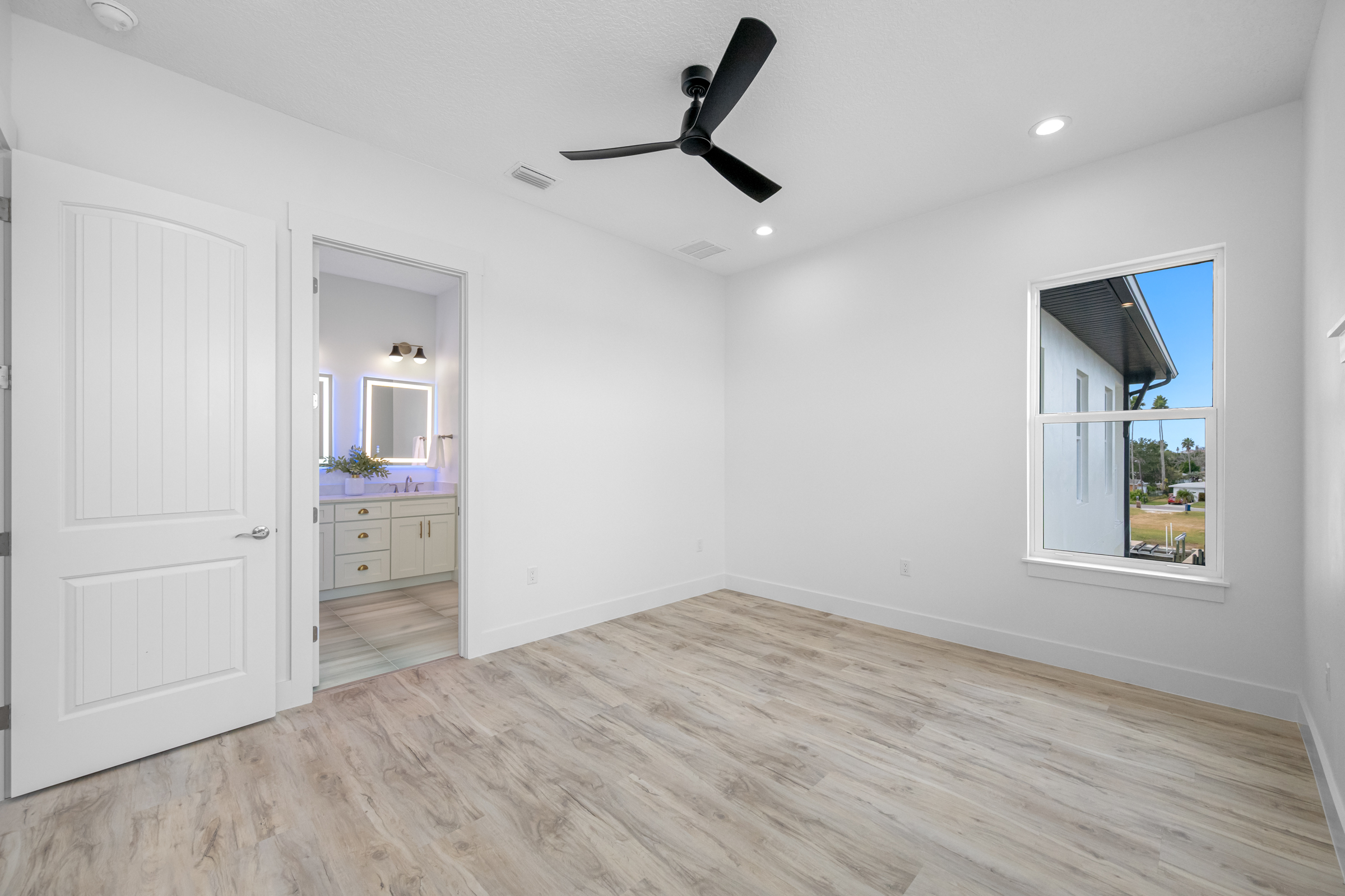 Madeira Beach, Florida, 33708, United States, 6 Bedrooms Bedrooms, ,6 BathroomsBathrooms,Residential,For Sale,1988521