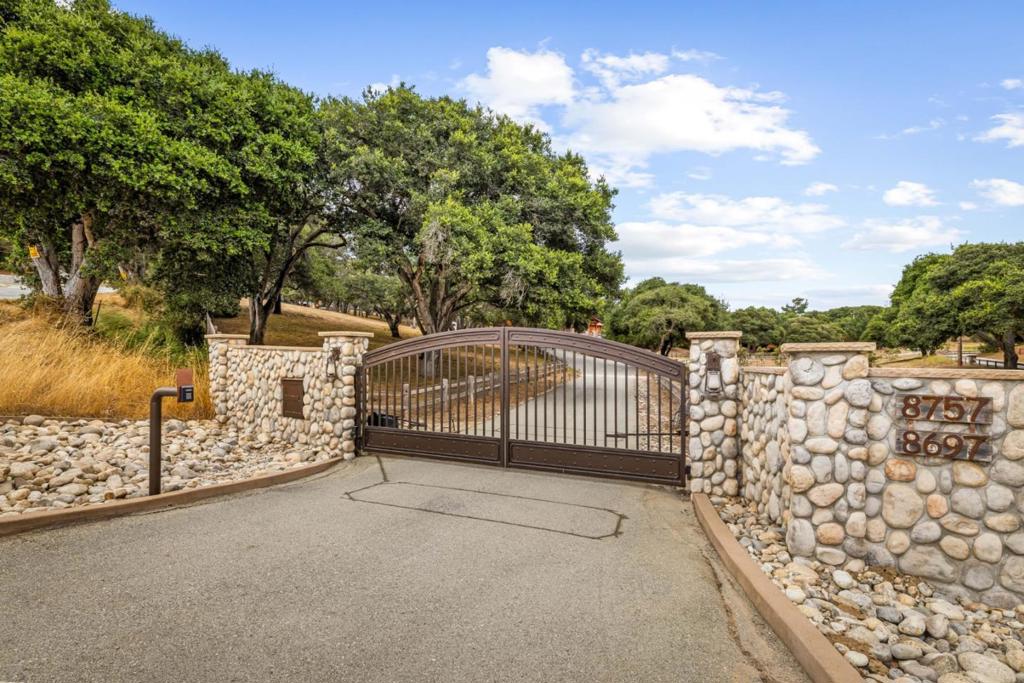 Salinas, California, 93907, United States, 3 Bedrooms Bedrooms, ,4 BathroomsBathrooms,Residential,For Sale,1974769