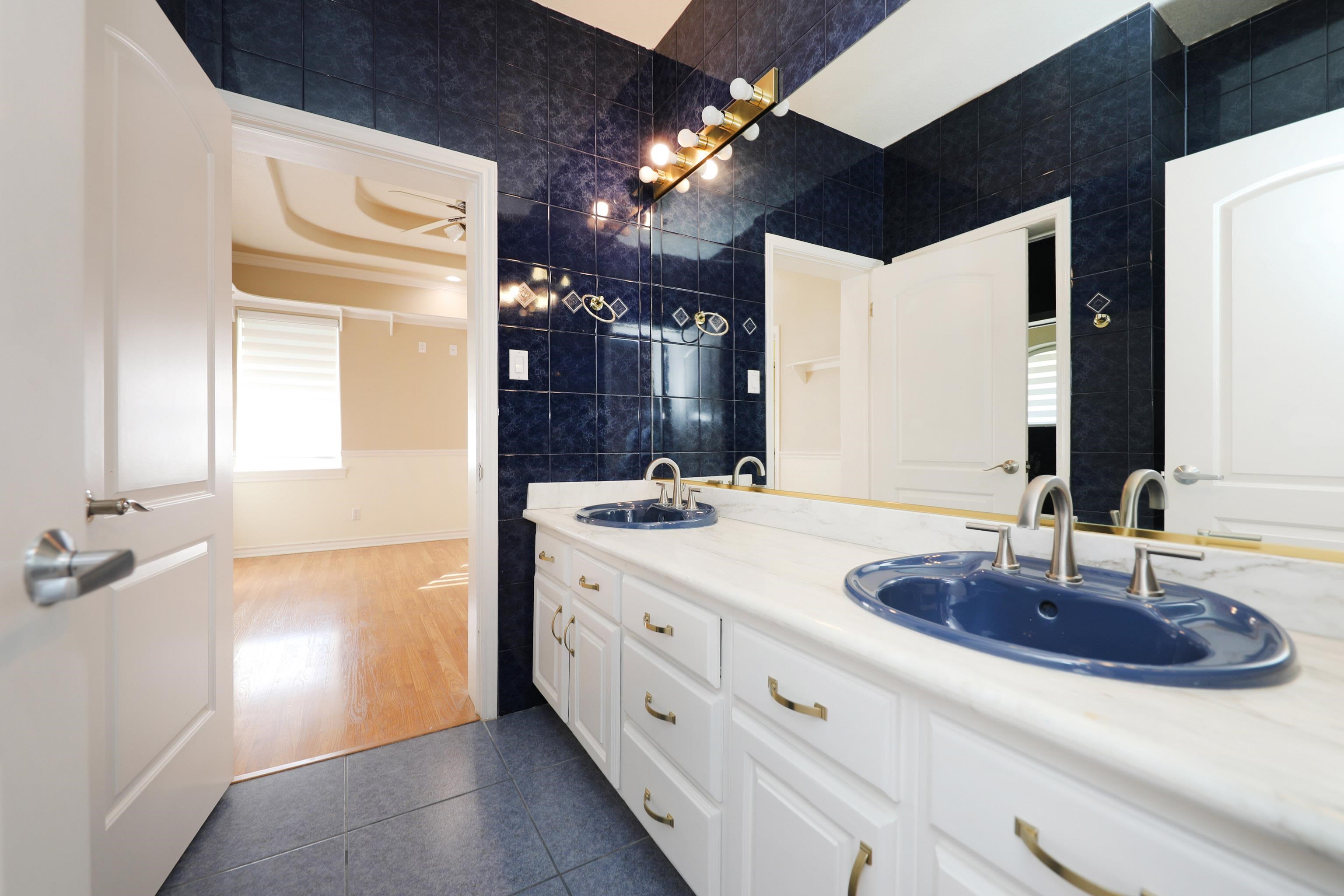 Laredo, Texas, 78041, United States, 4 Bedrooms Bedrooms, ,6 BathroomsBathrooms,Residential,For Sale,1883339