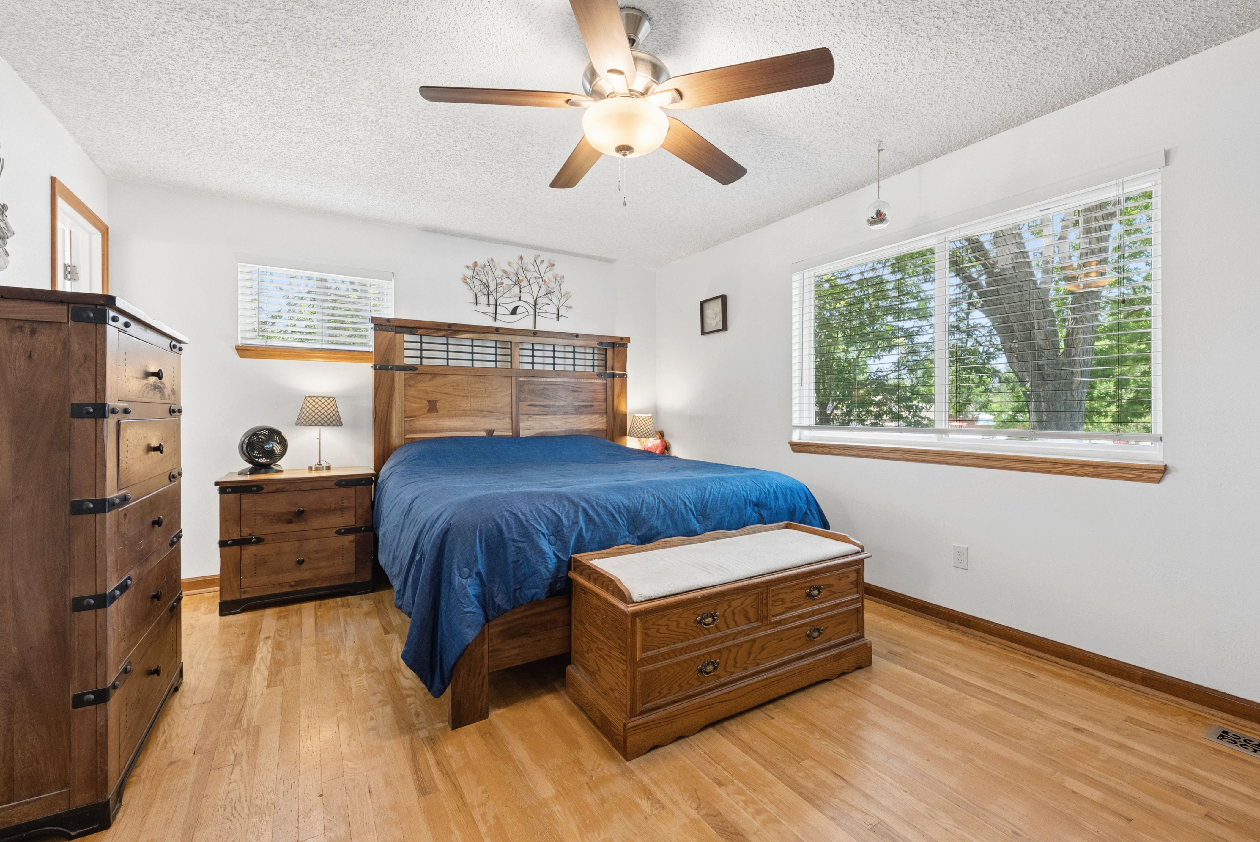 Charming and Well Maintained Home on a Large Corner Lot - 物件實景