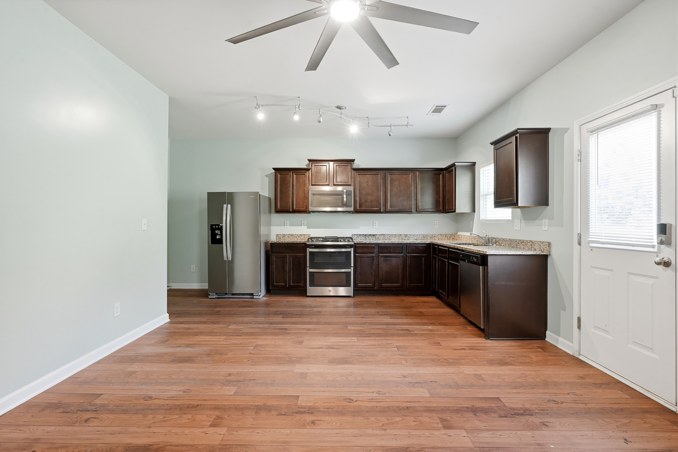  Charming Three Bedroom Home in Friendly Community - 物件實景