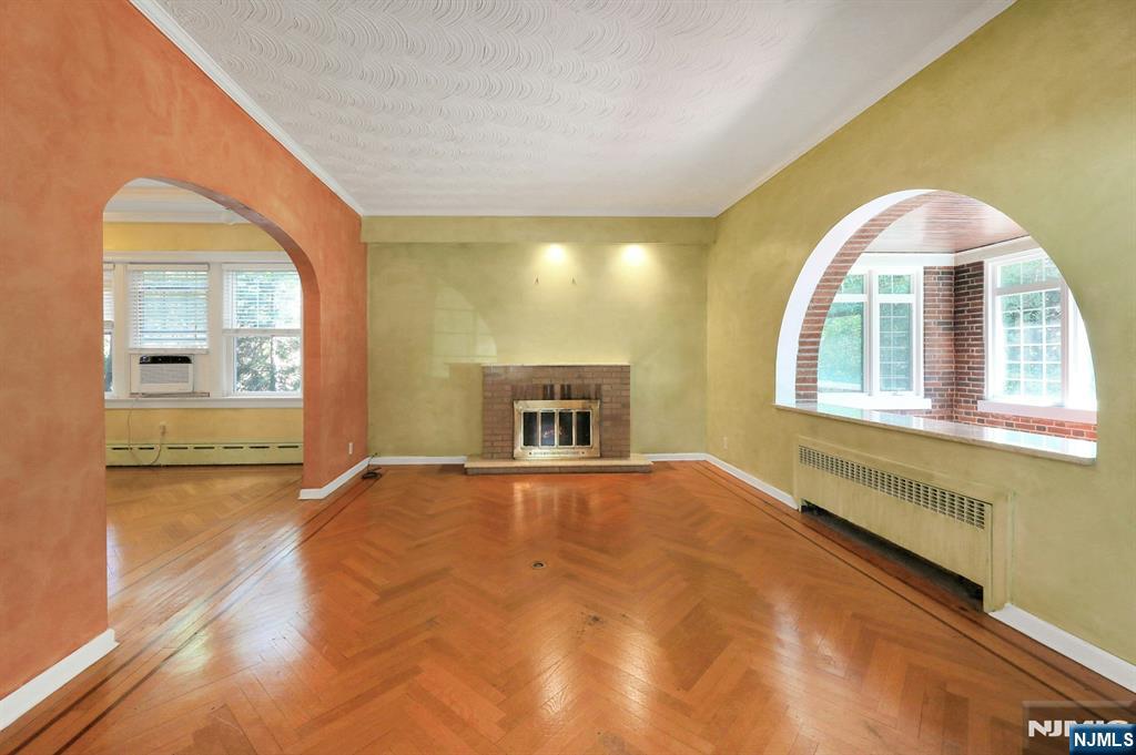 Leonia, New Jersey, 07605, United States, 5 Bedrooms Bedrooms, ,4 BathroomsBathrooms,Residential,For Sale,1934270