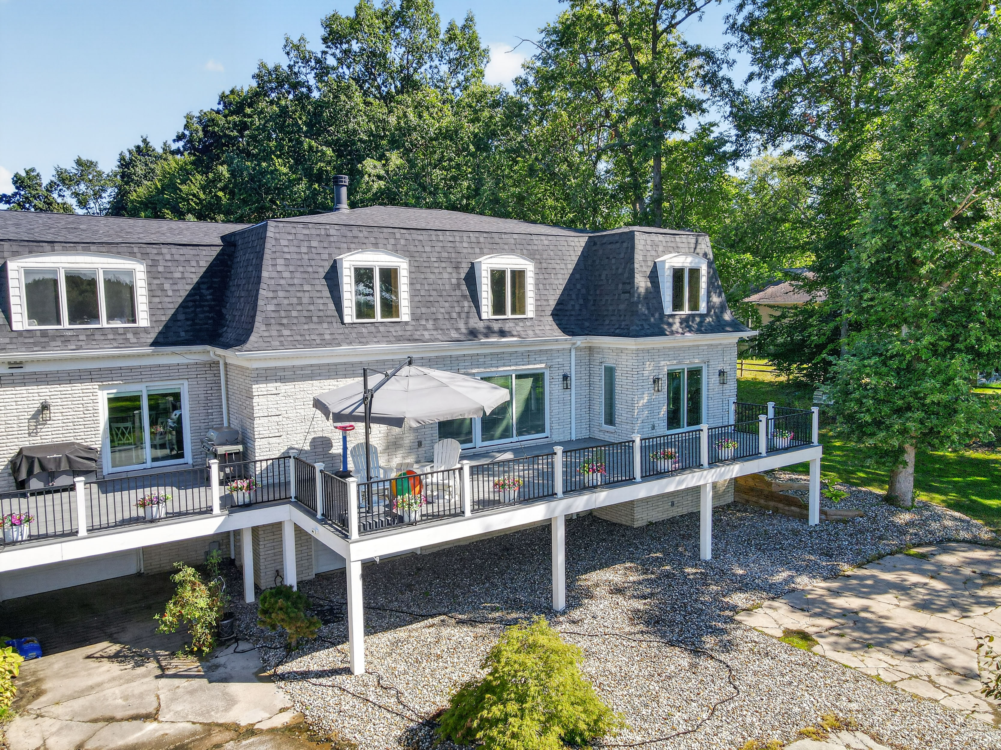  Sizable Five Bedroom Home with Lake Views and a Pool - 物件實景