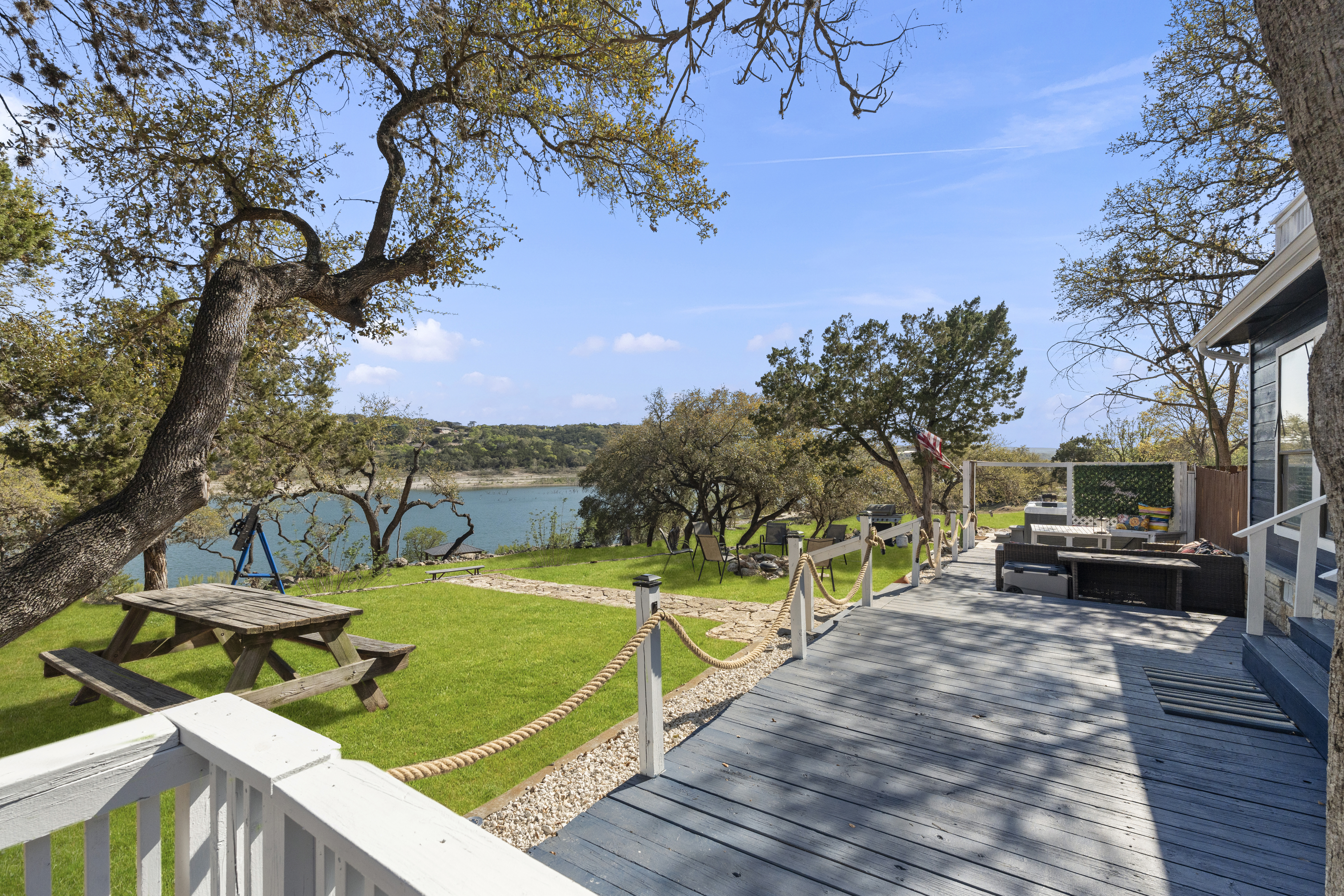  Prime Lakefront Living with Stunning Views - 物件實景