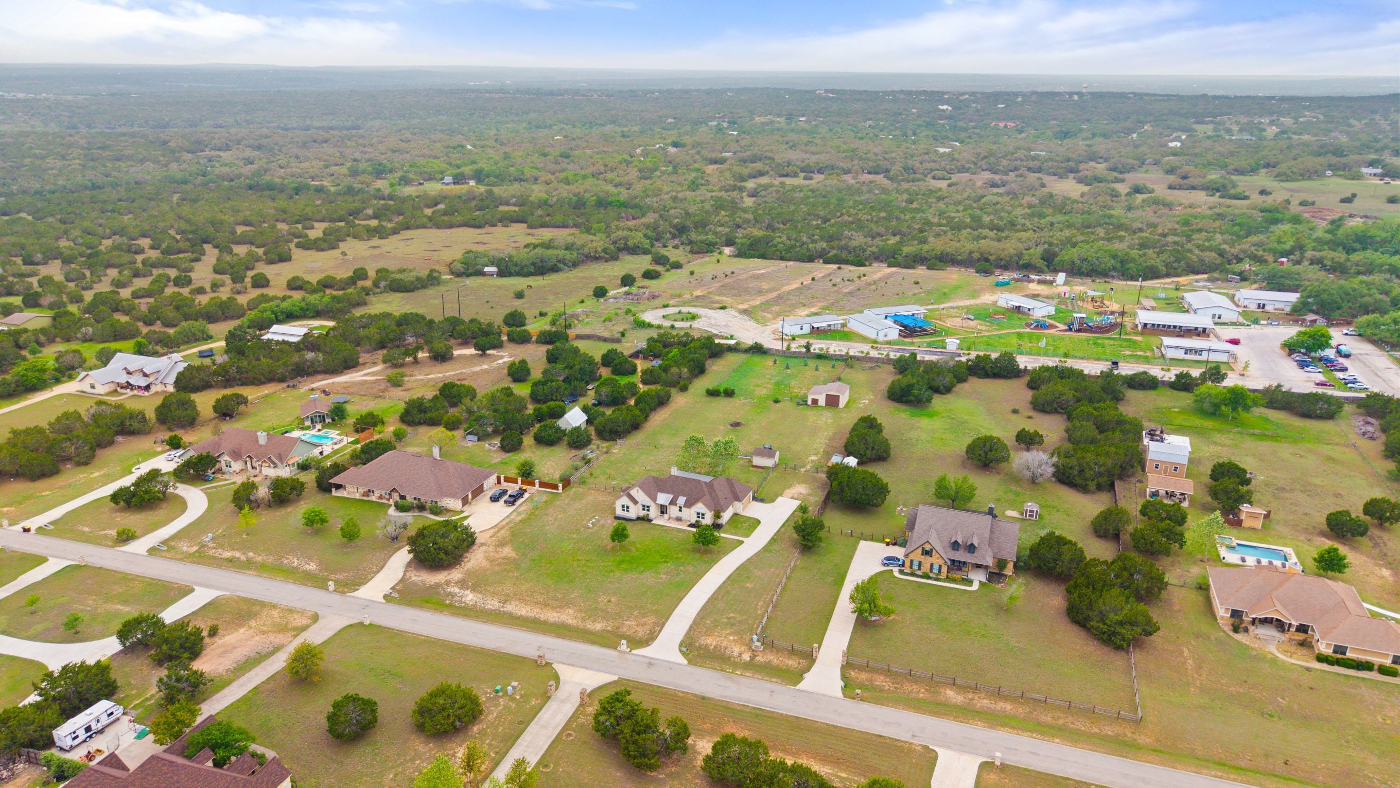  Beautiful Dripping Springs 1-Story on 2 Level Acres with Barn in Chama Trace - 物件實景