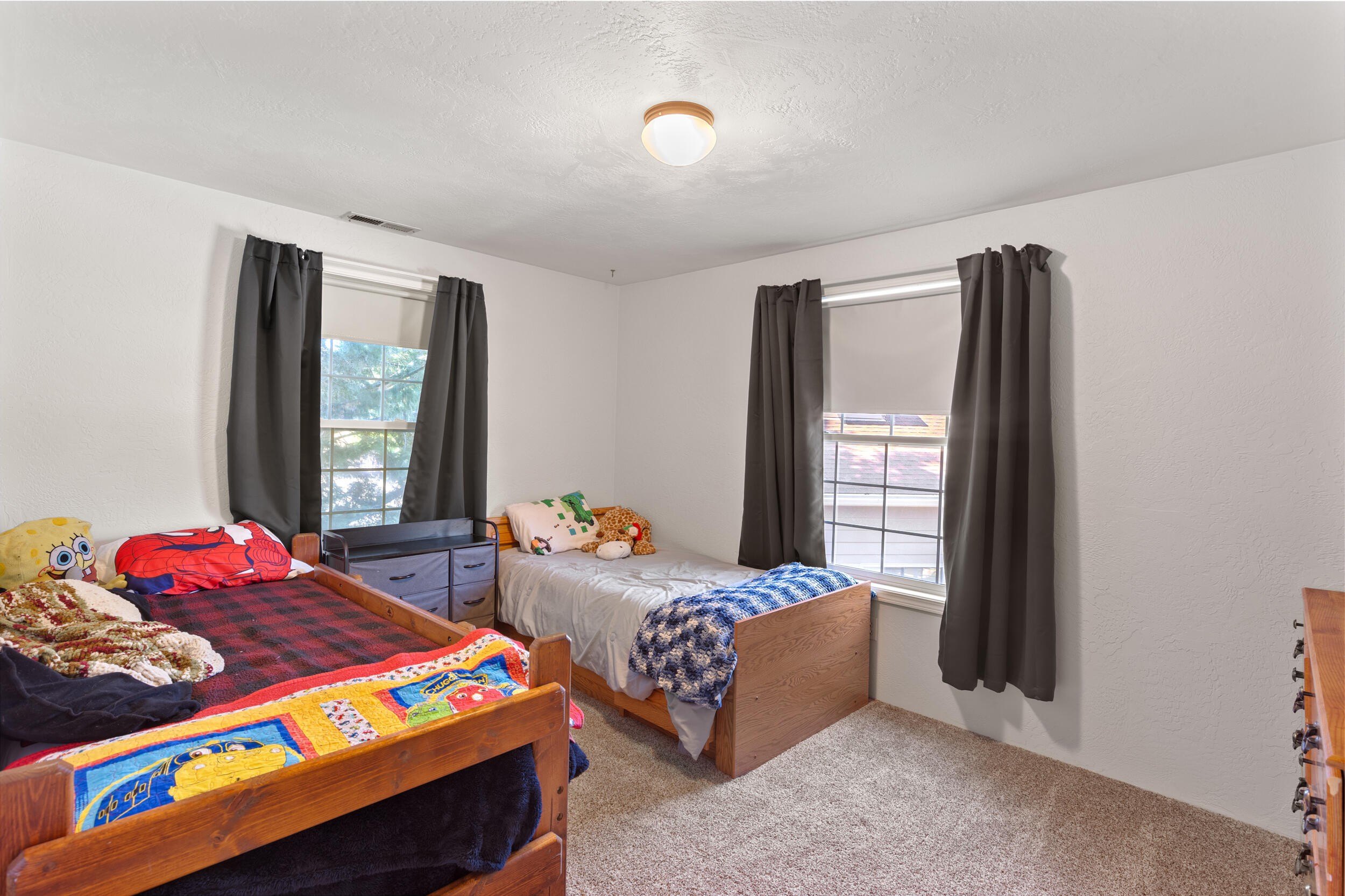 Medford, Oregon, 97504, United States, 4 Bedrooms Bedrooms, ,3 BathroomsBathrooms,Residential,For Sale,1974325