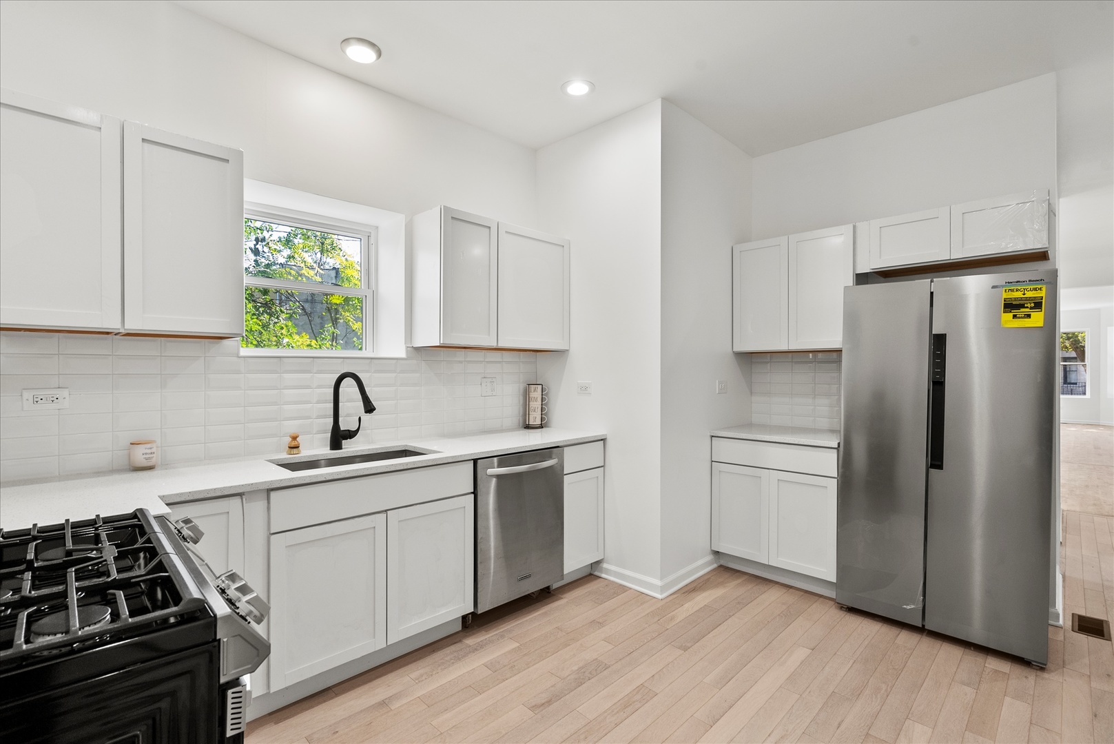 Chicago, Illinois, 60624-2620, United States, 6 Bedrooms Bedrooms, ,3 BathroomsBathrooms,Residential,For Sale,1915629