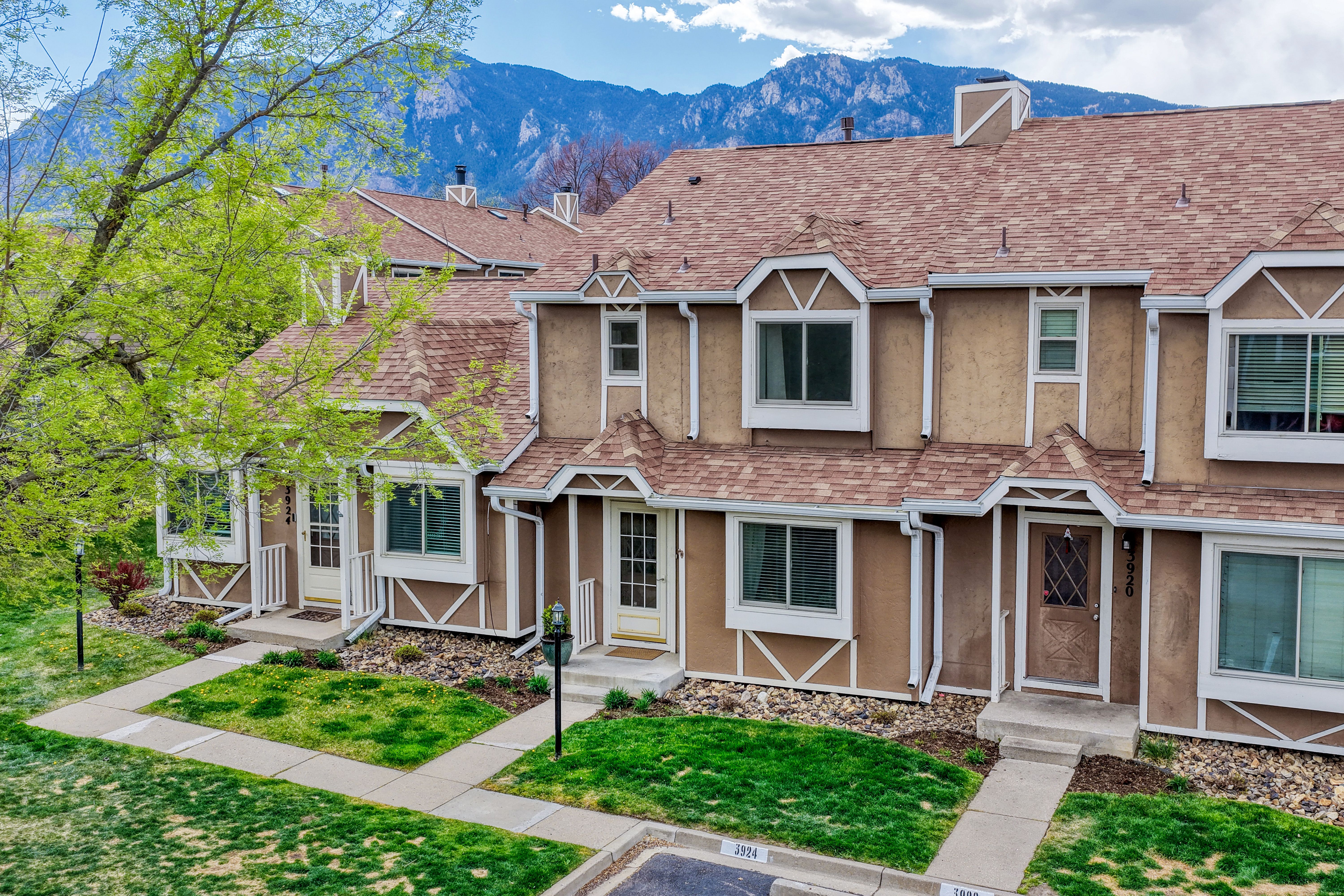  Sunlit Townhouse with Mountain Views & Private Patio - 物件實景