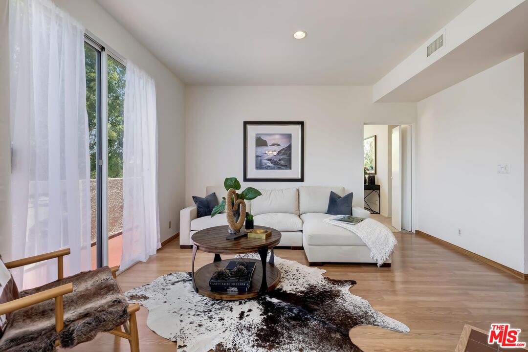 Santa Monica, California, 90403, United States, 2 Bedrooms Bedrooms, ,2 BathroomsBathrooms,Residential,For Sale,2003449