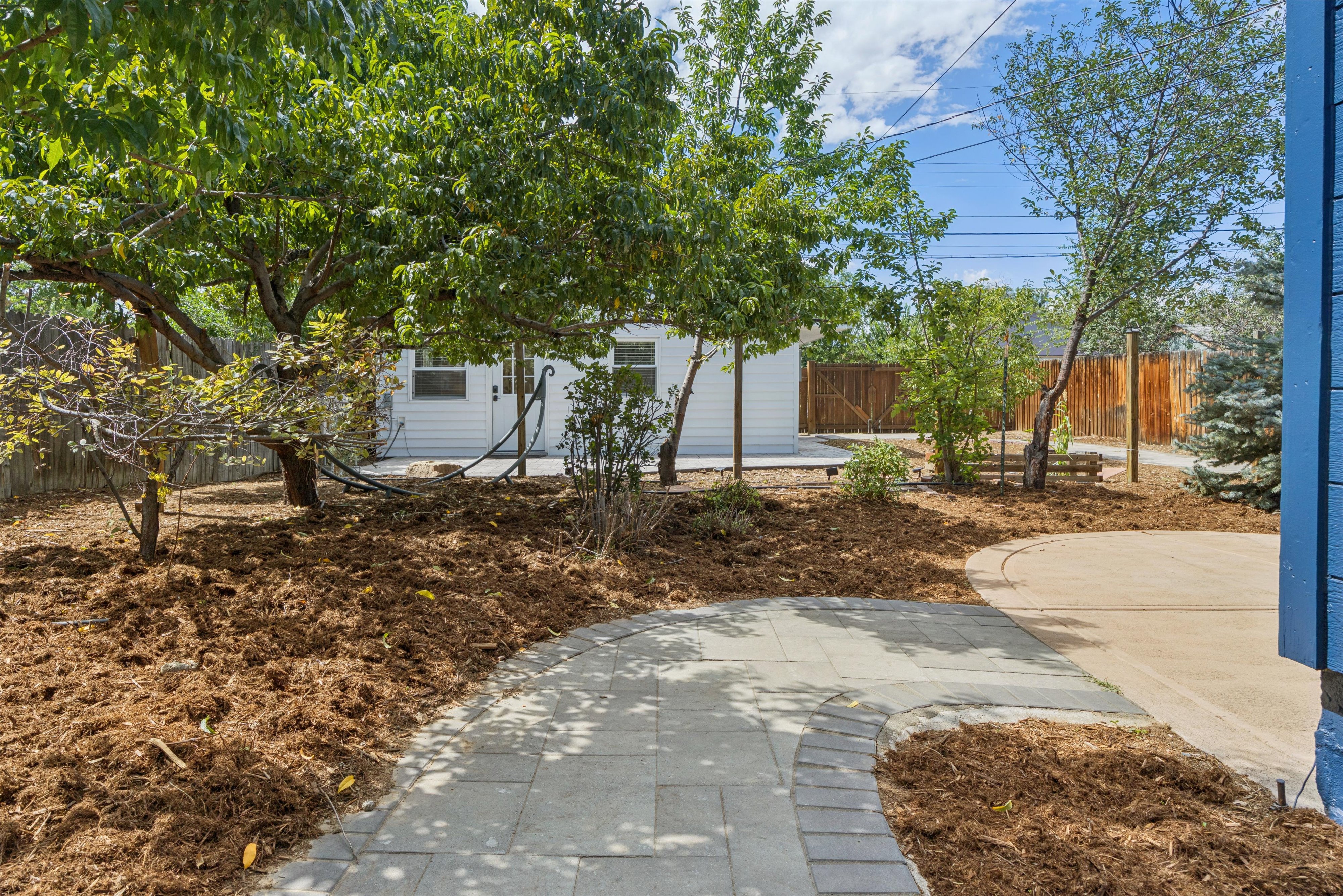  Charming Curb Appeal Meets Exceptional Versatility - 物件實景