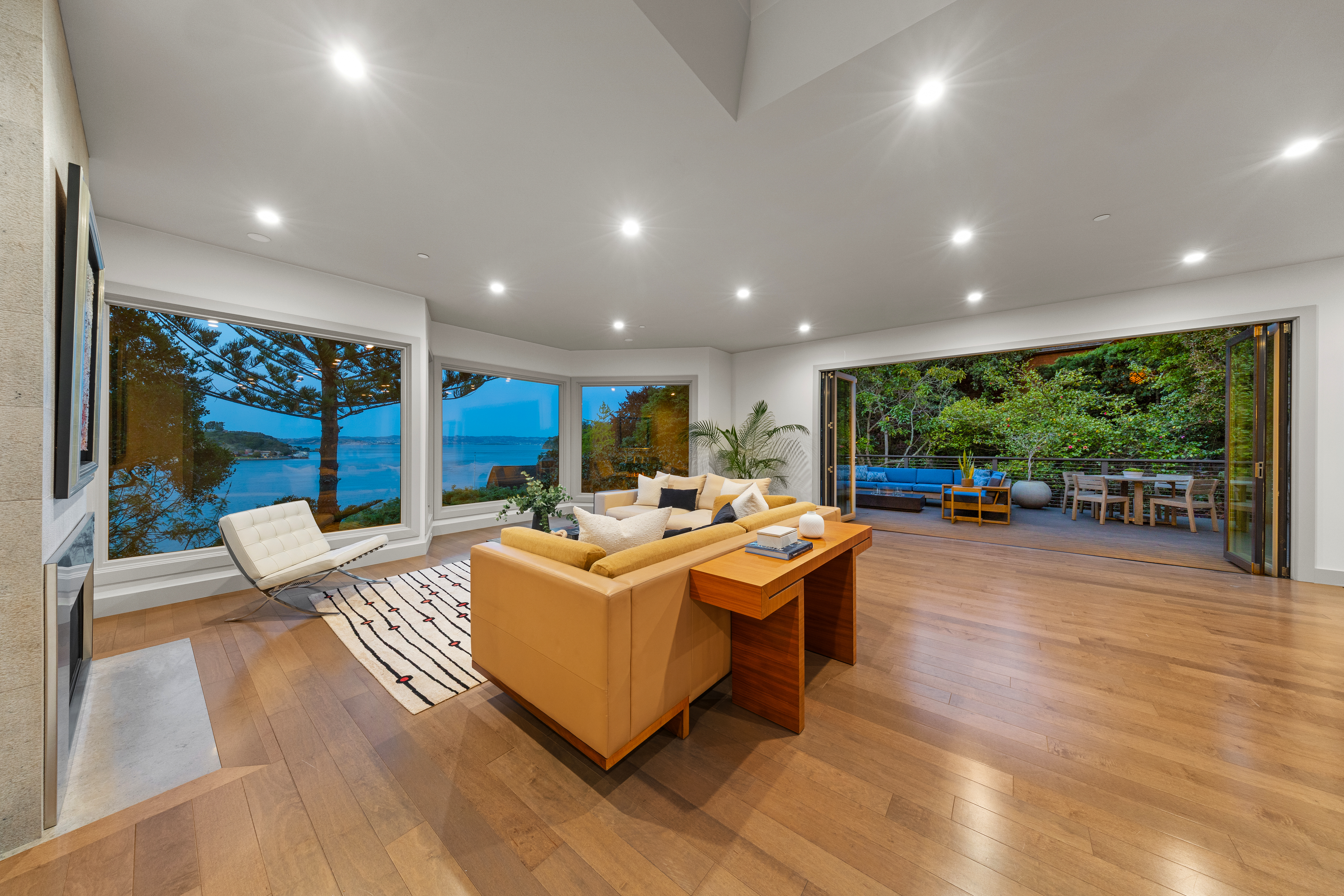  Coastal Living on Coveted Beach Road - 物件實景