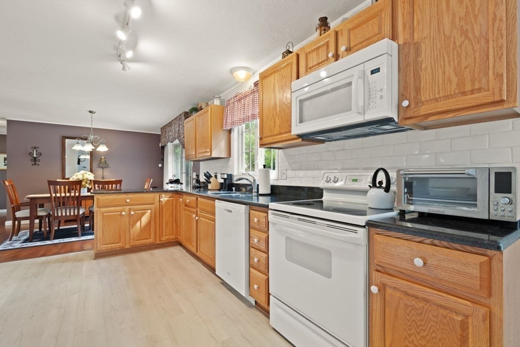 Easton, Massachusetts, 02375, United States, 3 Bedrooms Bedrooms, ,2 BathroomsBathrooms,Residential,For Sale,1838862
