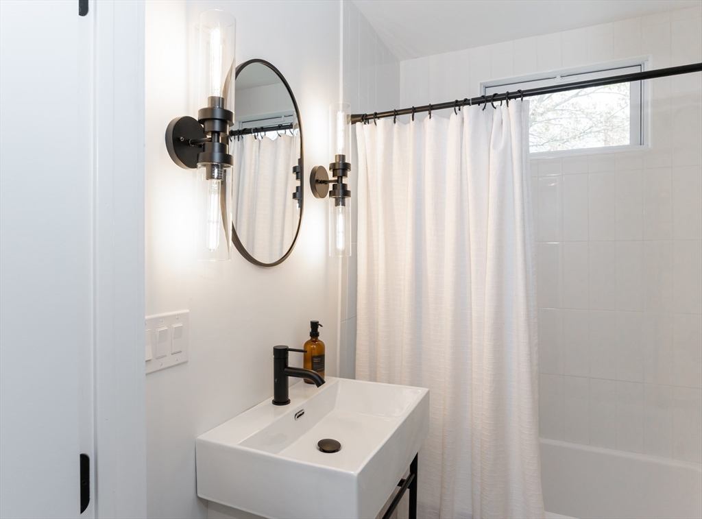 Haverhill, Massachusetts, 01830, United States, 4 Bedrooms Bedrooms, ,2 BathroomsBathrooms,Residential,For Sale,1991718