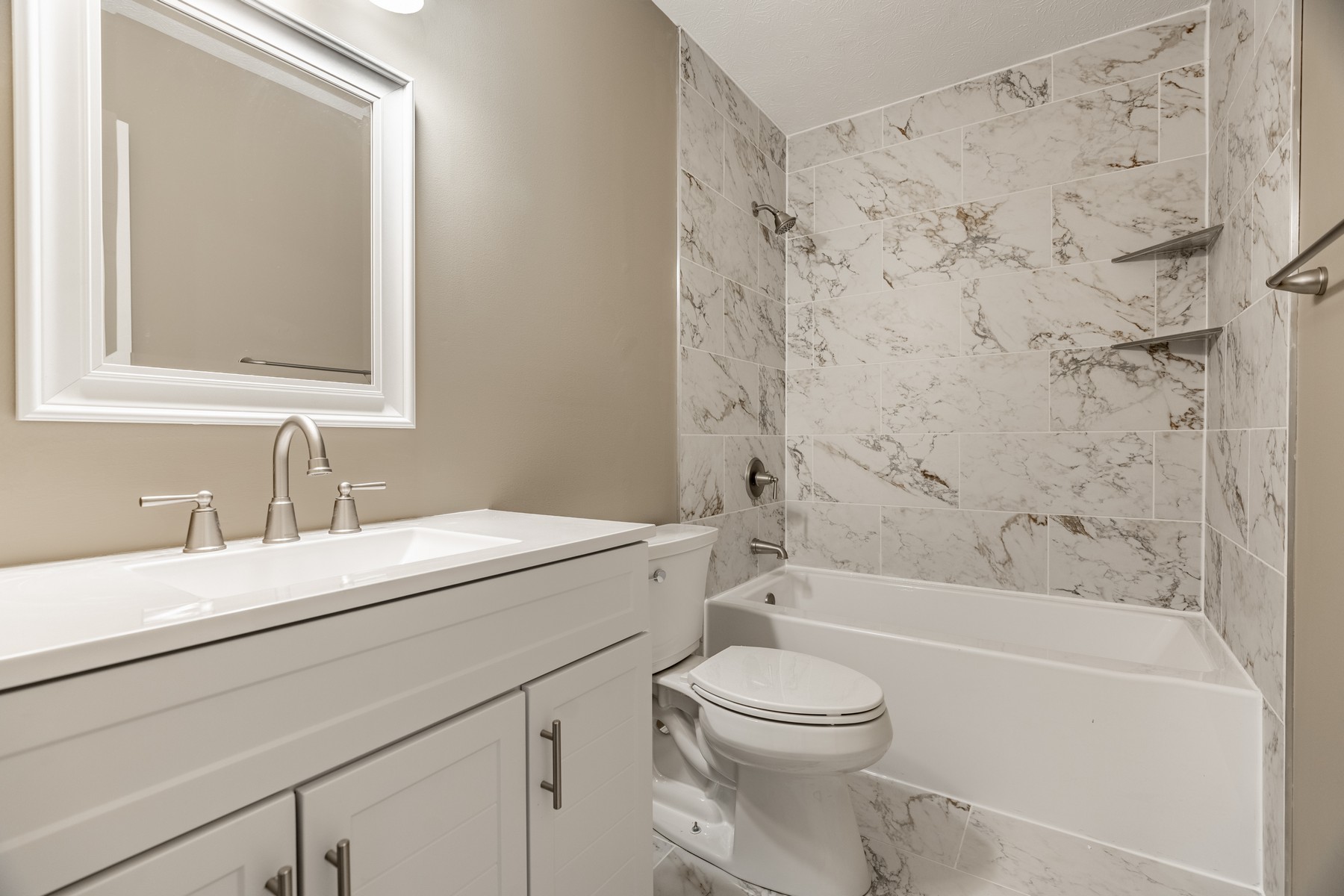  Beautifully Remodeled Geist-Area 4 Bedroom Home - 物件實景