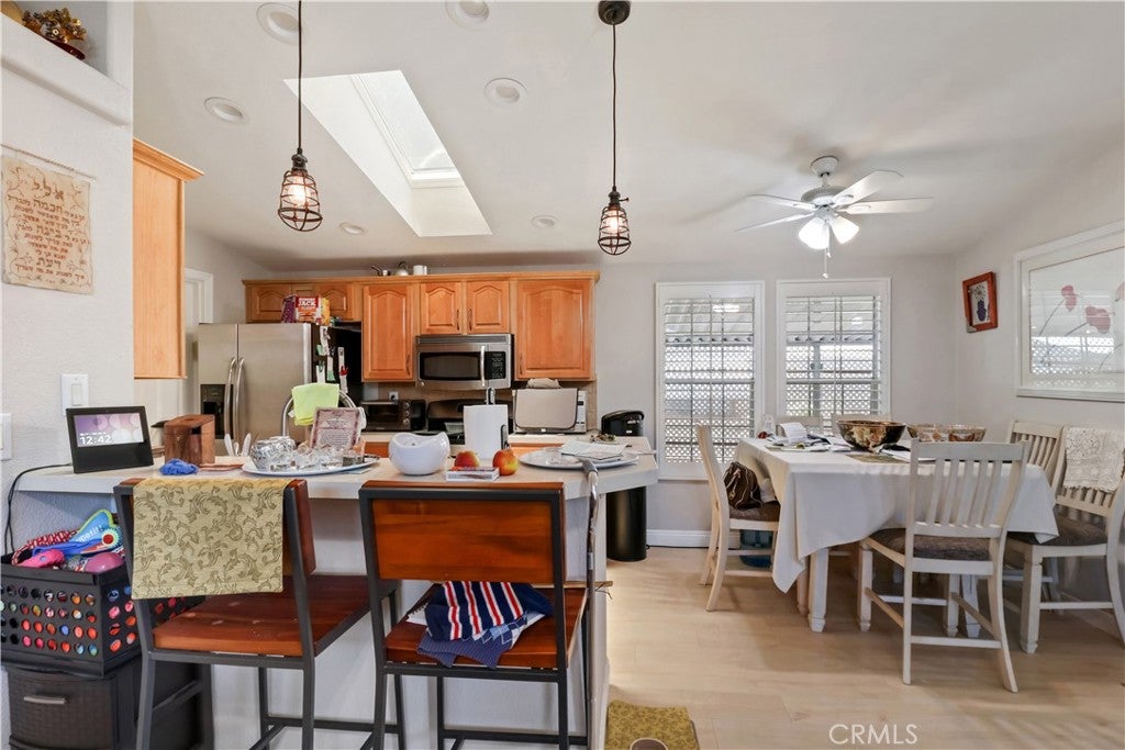 Woodland Hills, California, 91364, United States, 3 Bedrooms Bedrooms, ,2 BathroomsBathrooms,Residential,For Sale,1895841