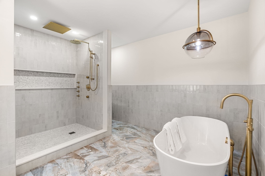 Natick, Massachusetts, 01760, United States, 5 Bedrooms Bedrooms, ,6 BathroomsBathrooms,Residential,For Sale,1901321
