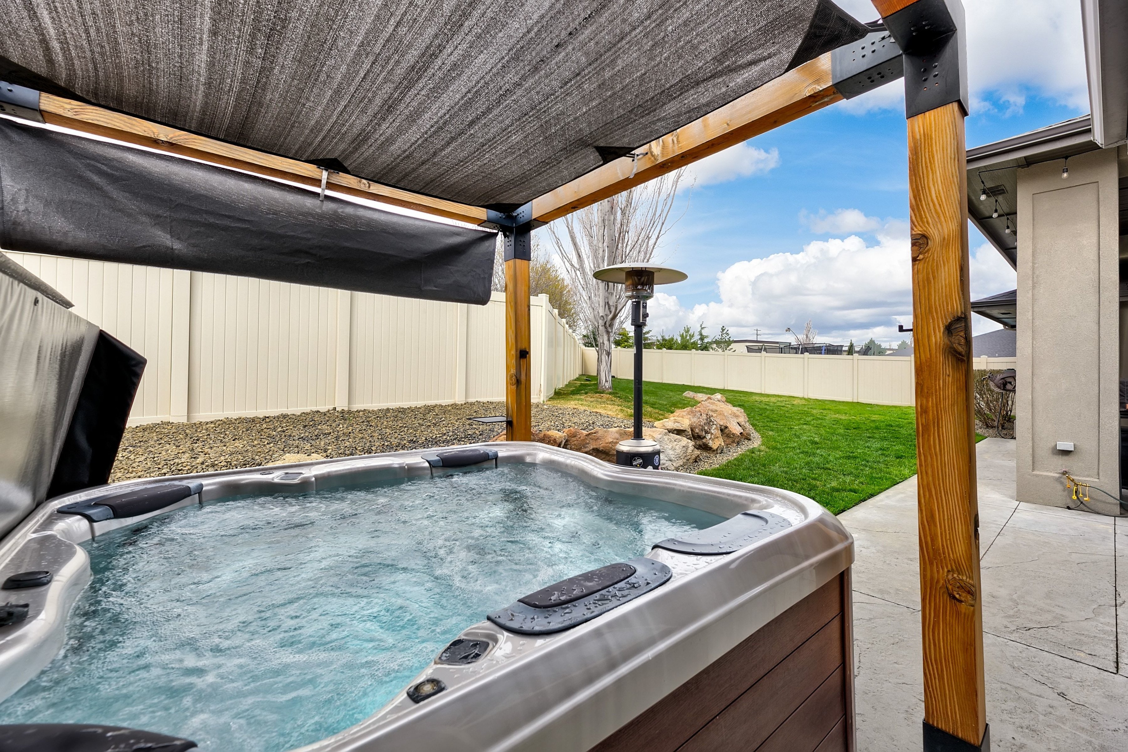  Beautiful Single Level - Former Builder Model Home - 物件實景