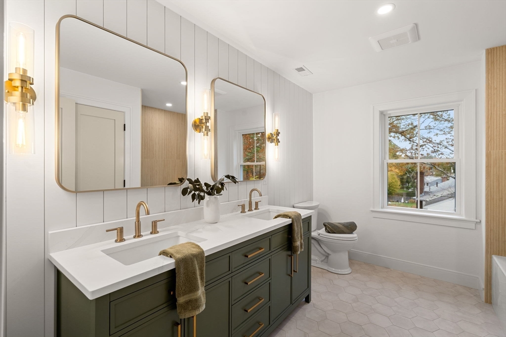 Reading, Massachusetts, 01867, United States, 4 Bedrooms Bedrooms, ,5 BathroomsBathrooms,Residential,For Sale,1988316