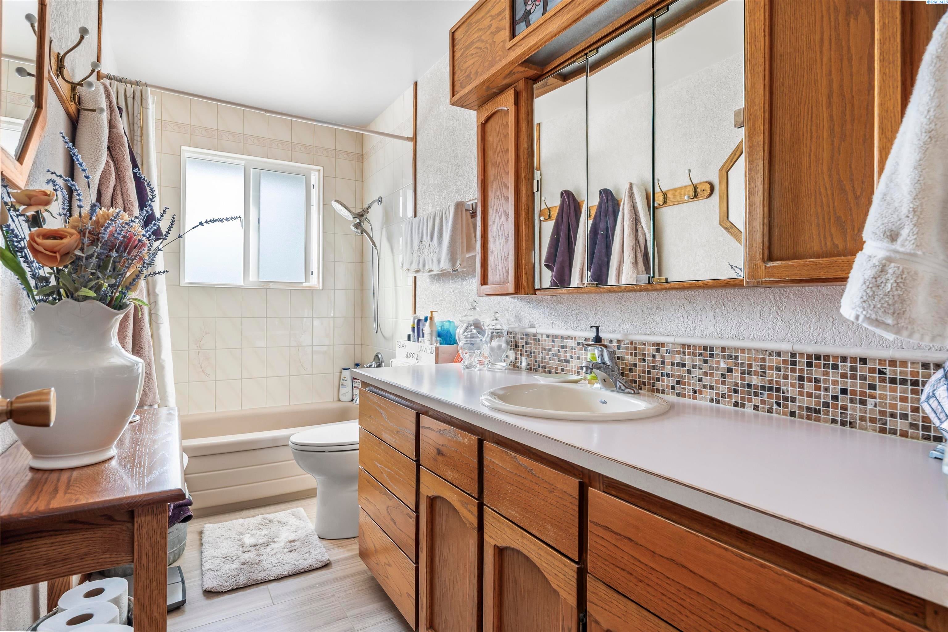 Prosser, Washington, 99350, United States, 4 Bedrooms Bedrooms, ,1 BathroomBathrooms,Residential,For Sale,1984108