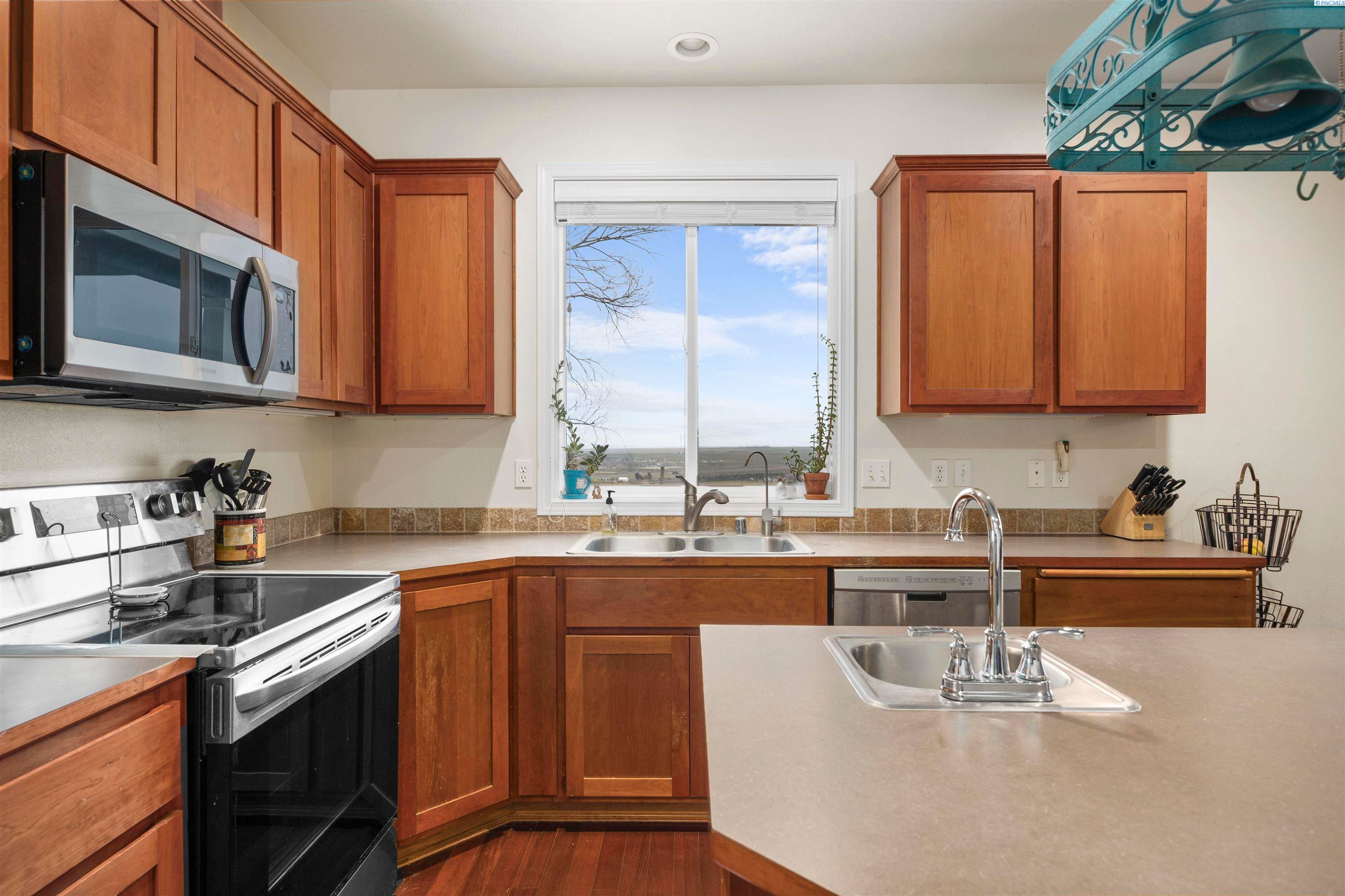 Eltopia, Washington, 99330, United States, 5 Bedrooms Bedrooms, ,4 BathroomsBathrooms,Residential,For Sale,2012124