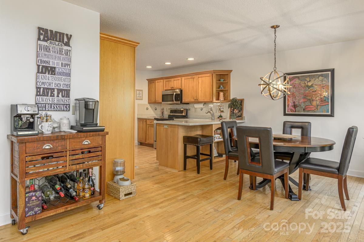 Hendersonville, North Carolina, 28739, United States, 3 Bedrooms Bedrooms, ,2 BathroomsBathrooms,Residential,For Sale,1974485