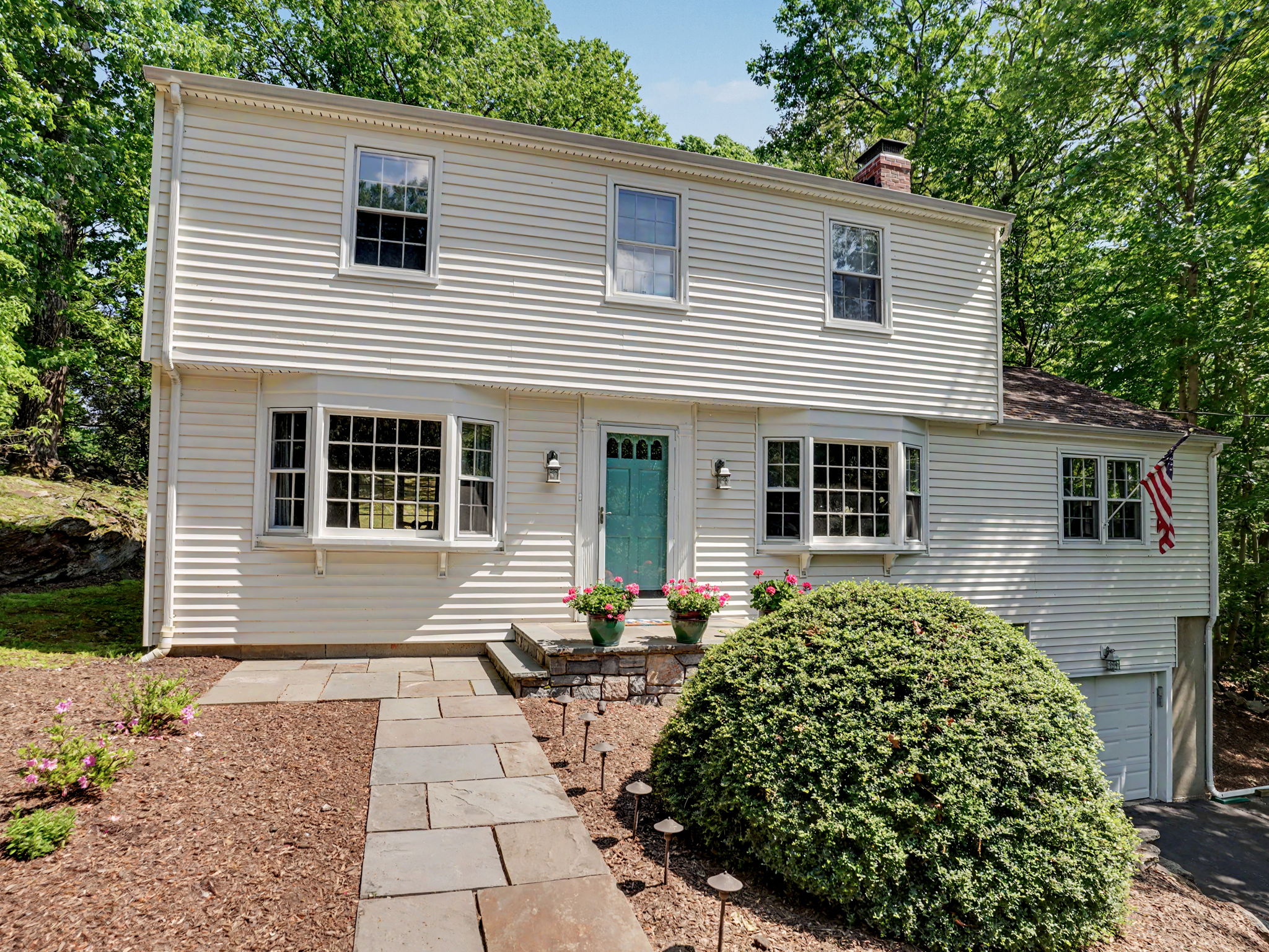  Hilltop Lake Hills Oasis with Renovated Chef