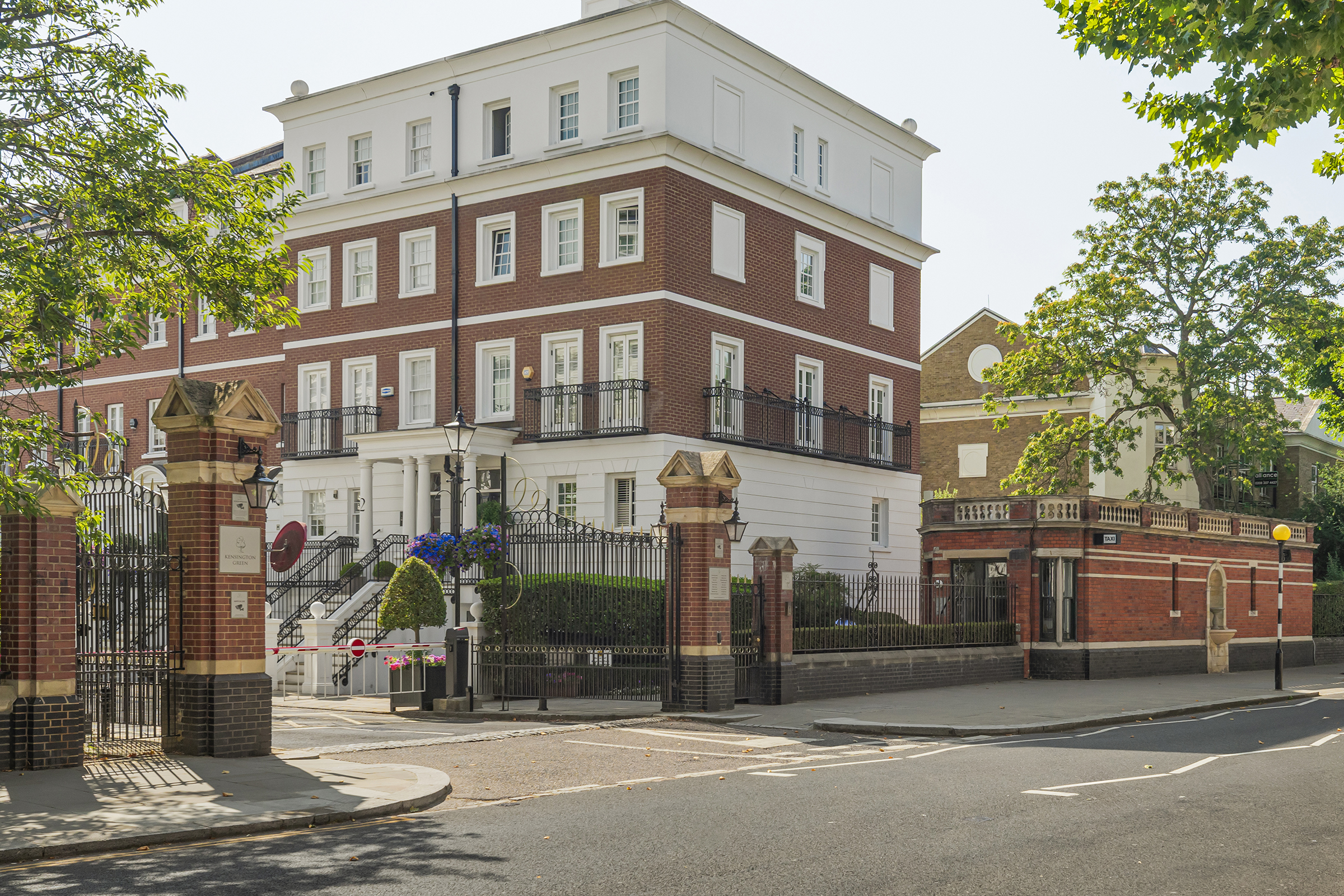 A Third-Floor Apartment with Two Balconies in a Sought-After Kensington Developm - 物件實景