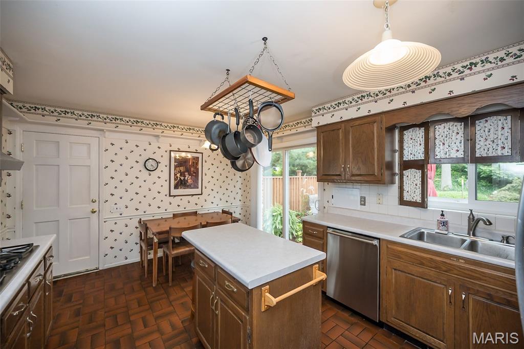 Chesterfield, Missouri, 63017, United States, 4 Bedrooms Bedrooms, ,3 BathroomsBathrooms,Residential,For Sale,1932834